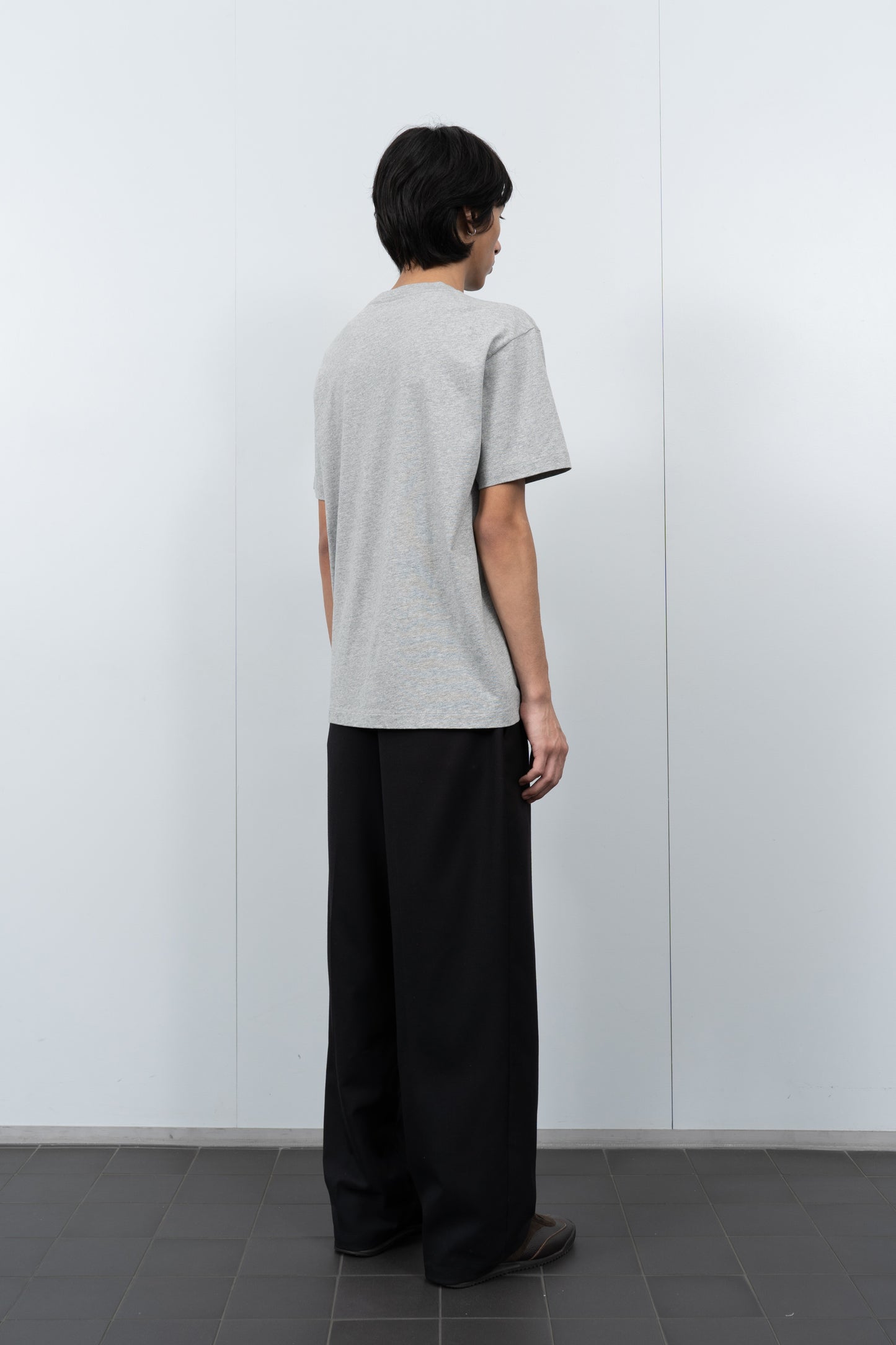 LW102 Municipal T-shirt in Heather Grey on a model