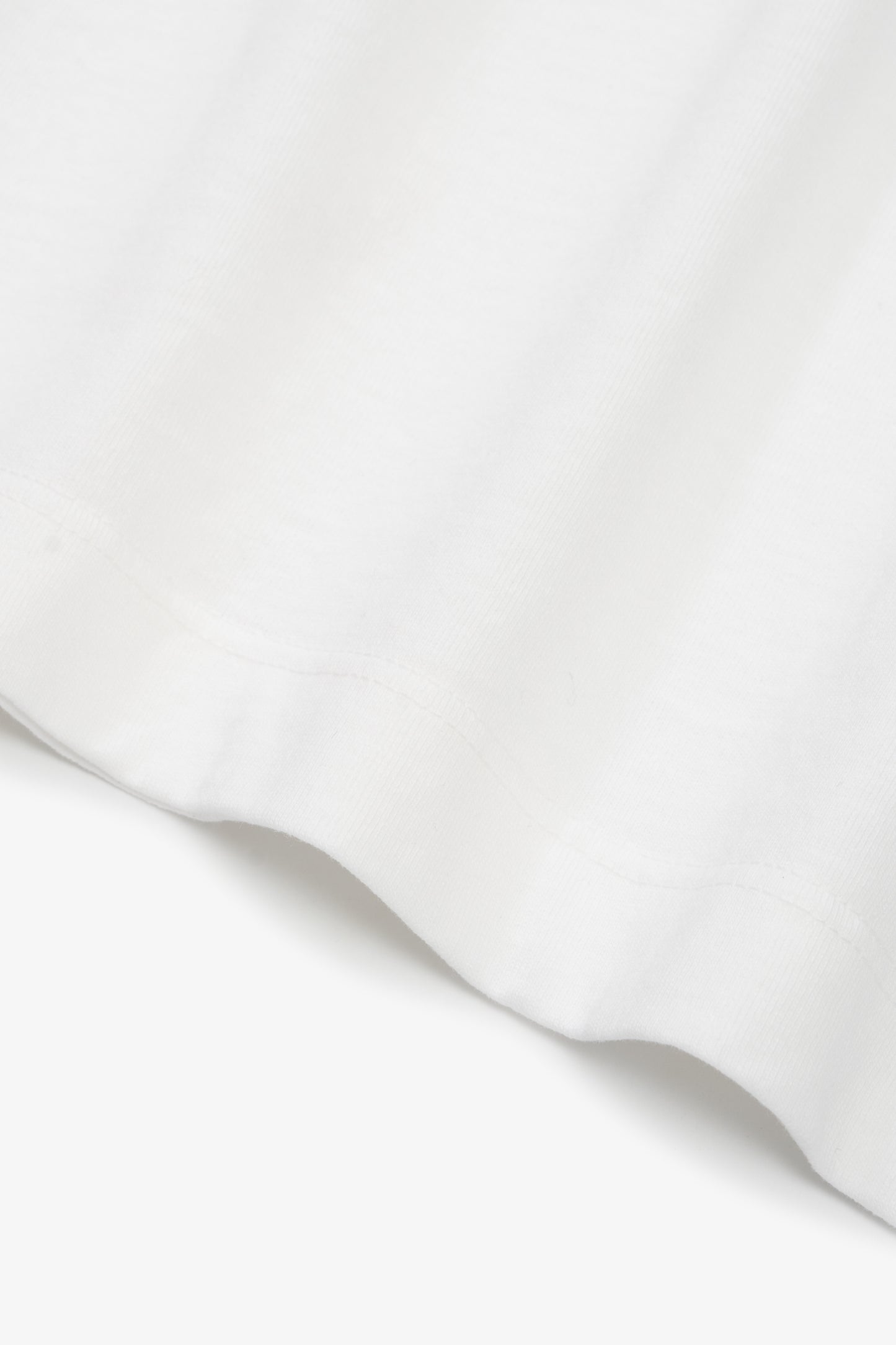 Fabric ripple detail of LW102 Municipal T-shirt in White