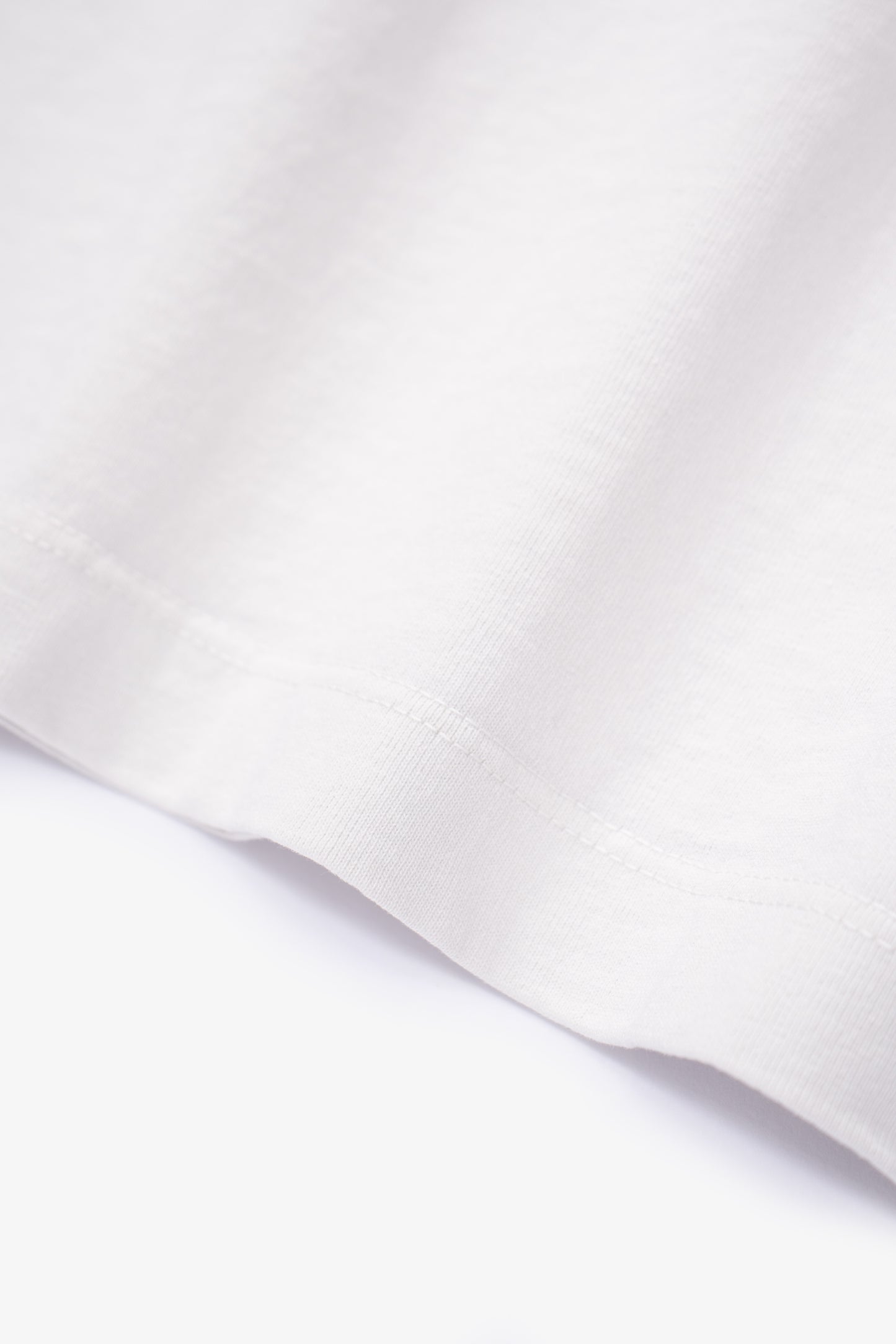 Fabric ripple detail of LW108 Tripanel L/S T-shirt in Off White