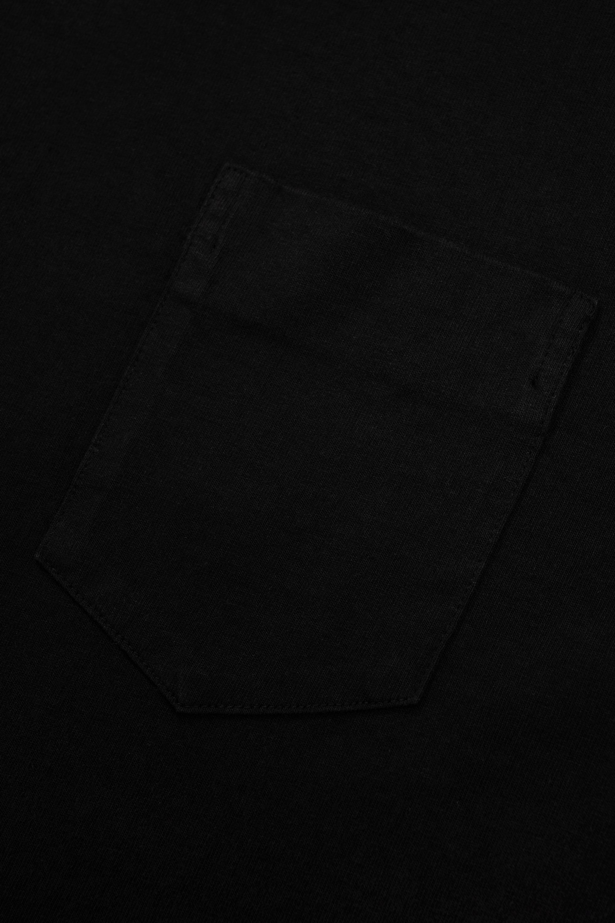 Fabric ripple detail of LW1120 Balta Pocket T-shirt in Black