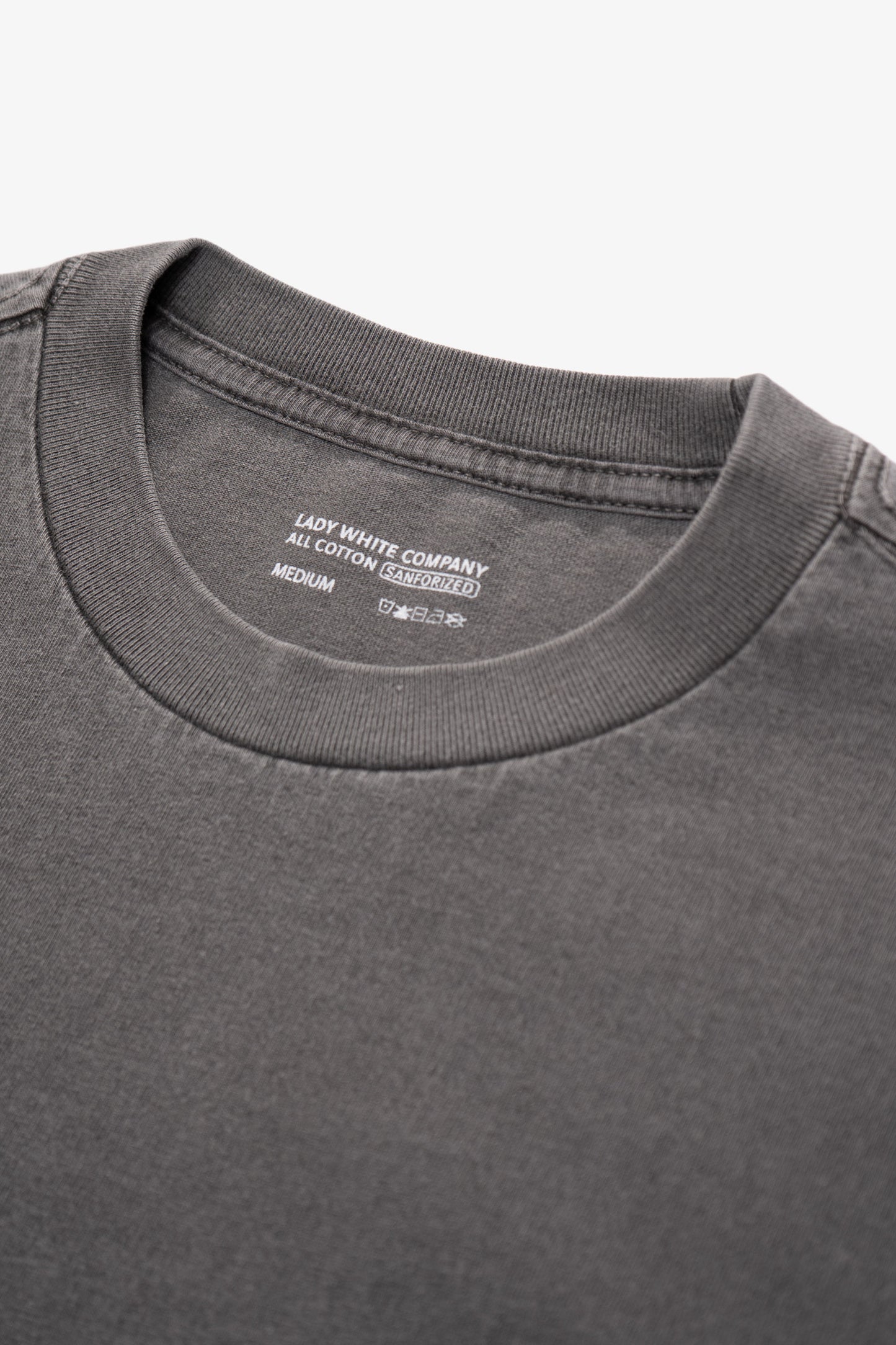 Collar detail of LW1120 Balta Pocket T-shirt in grindle against a plain background