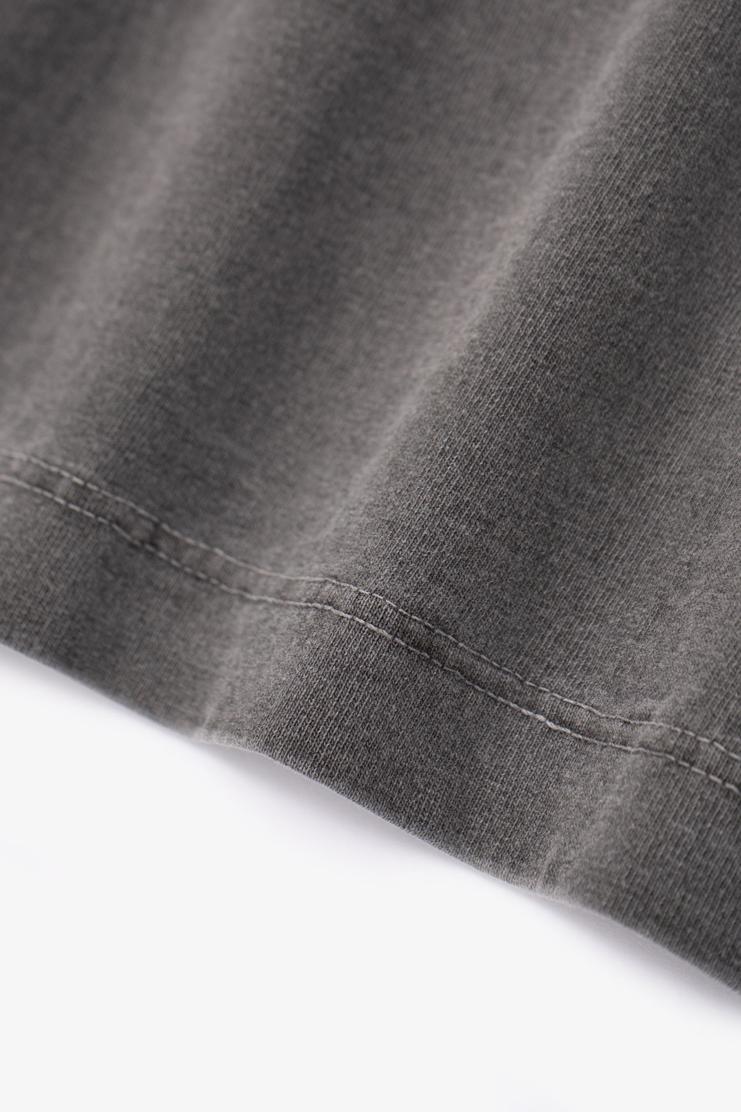 Fabric ripple detail of LW1120 Balta Pocket T-shirt in grindle