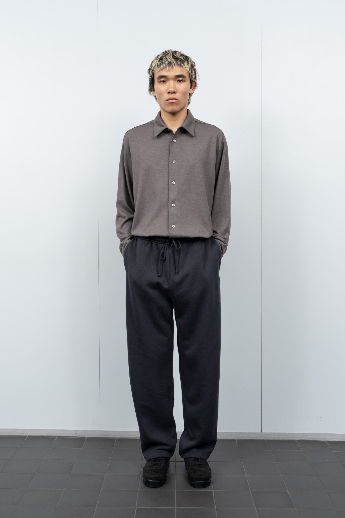 LW1144M Midweight Sweatpants in Anthracite on a model