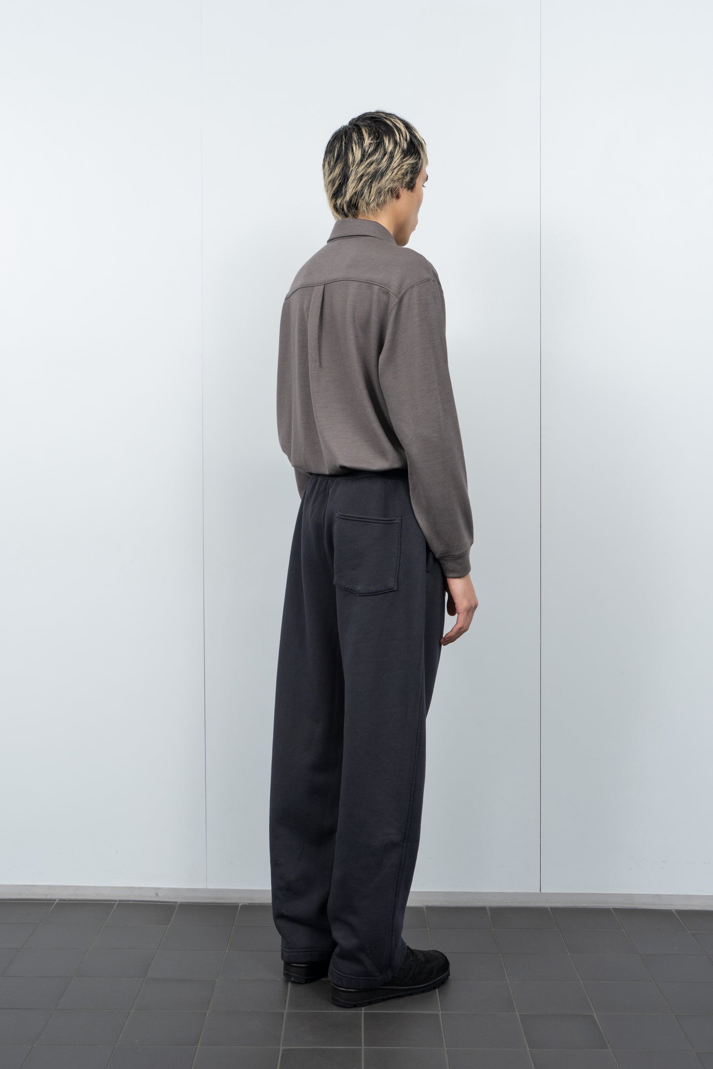 LW1144M Midweight Sweatpants in Anthracite on a model