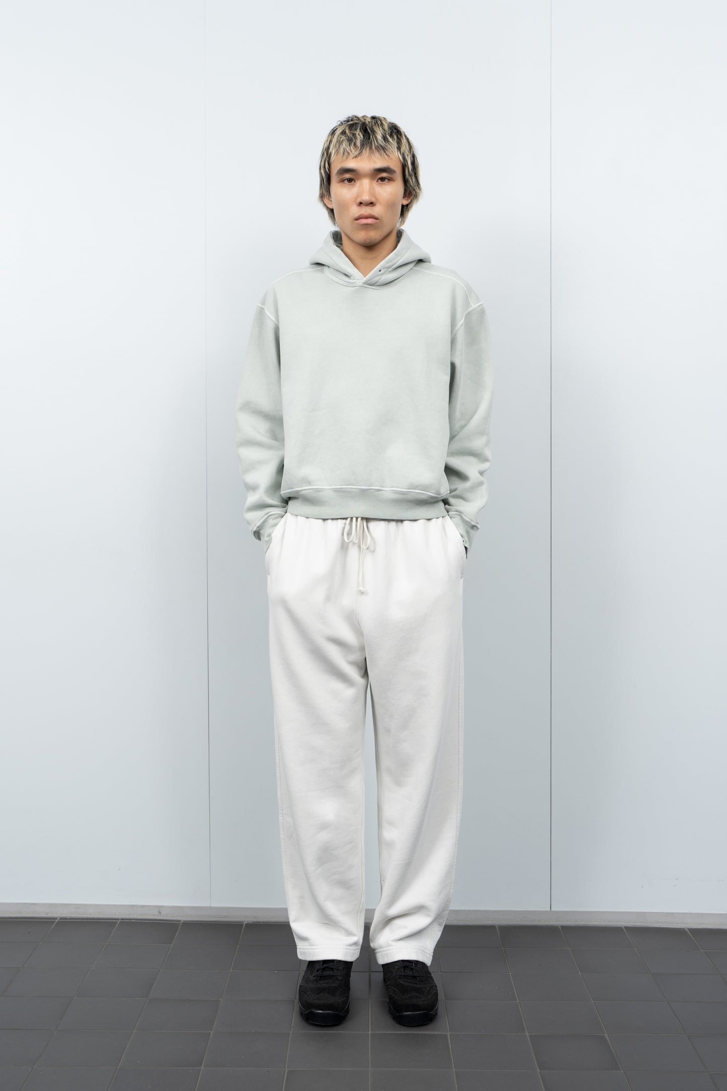 LW1144M Midweight Sweatpants in Off White on a model