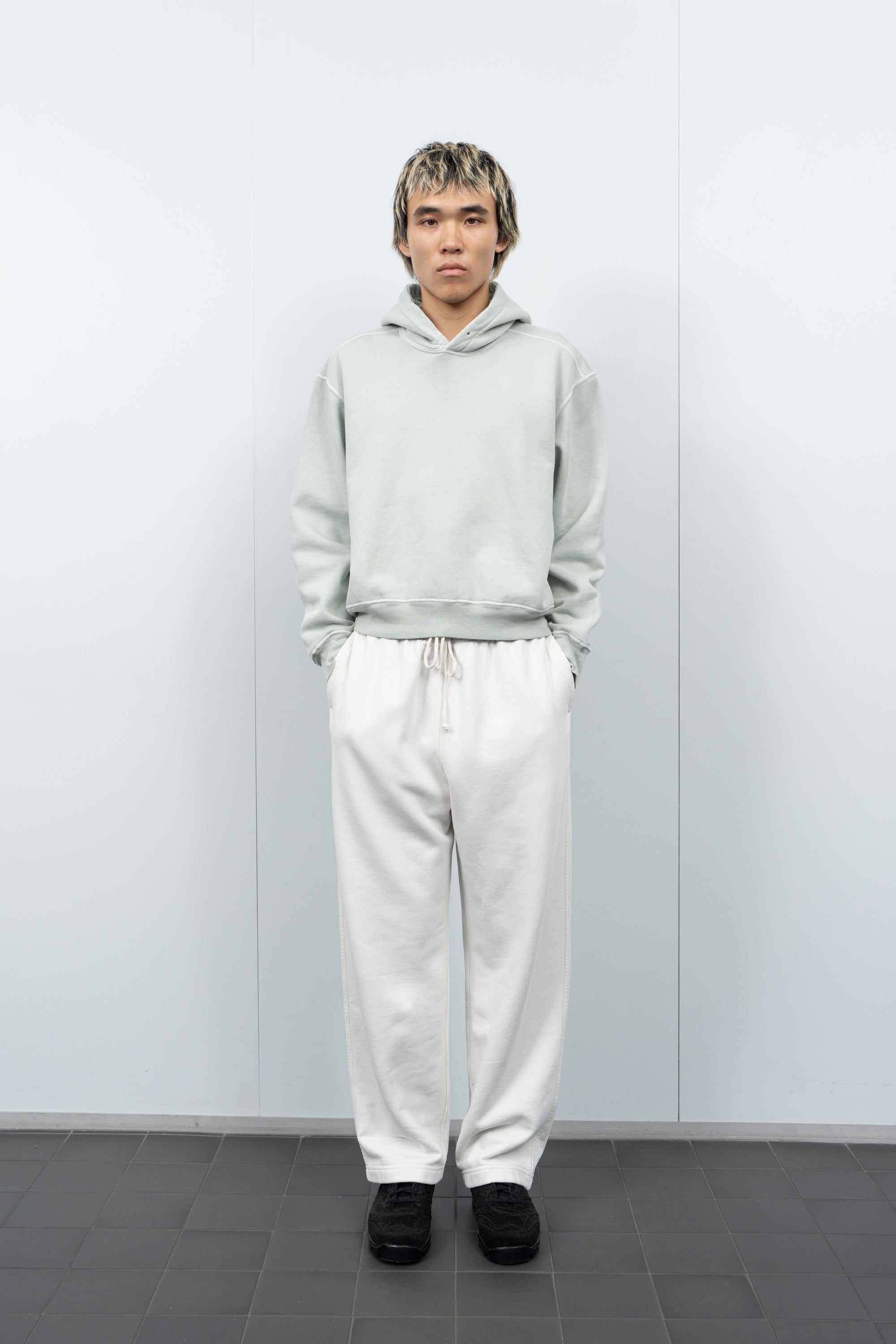 LW1144M Midweight Sweatpants in Off White on a model