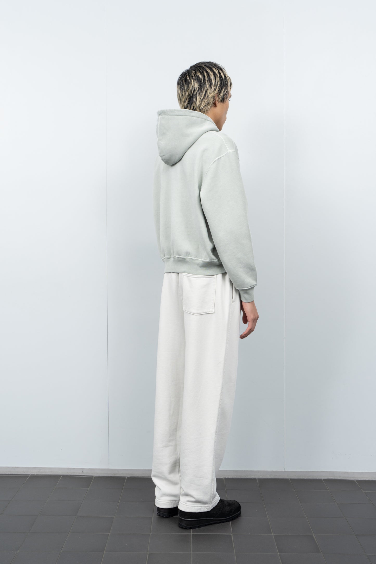 LW1144M Midweight Sweatpants in Off White on a model