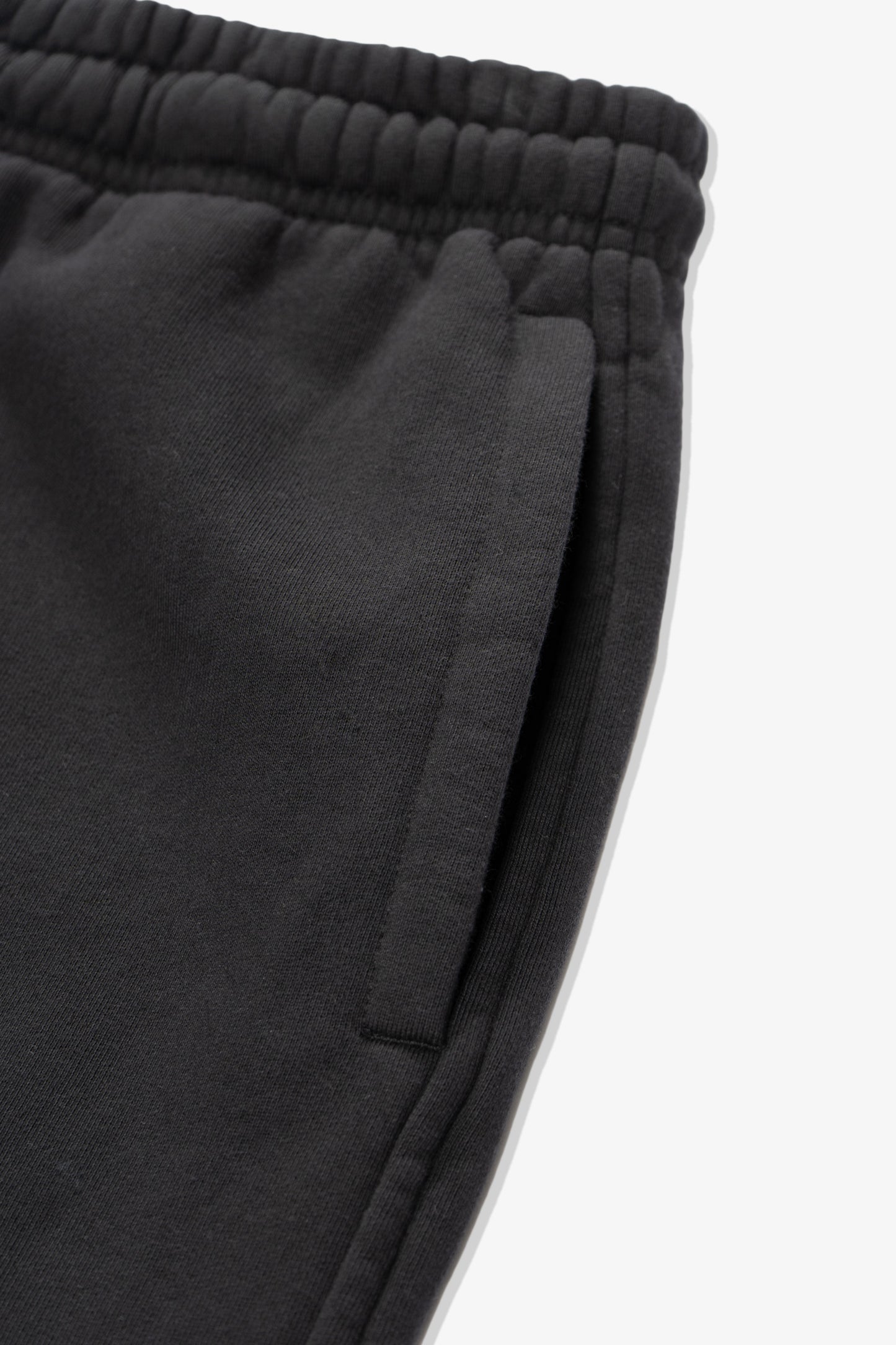 Pocket detail of LW1144M Midweight Sweatpants in Anthracite