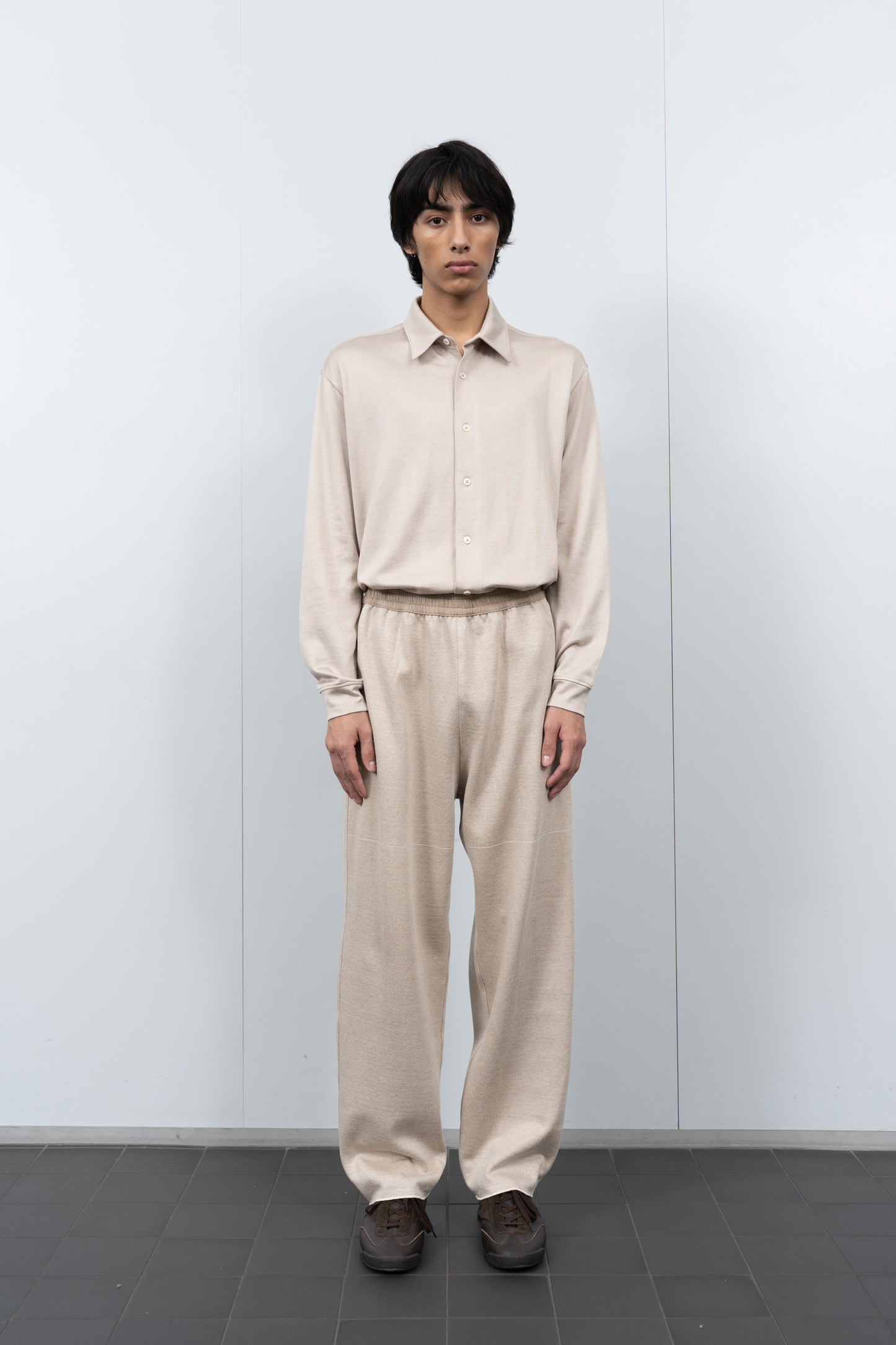 LW1155SL Silk Linen Woven WB Sweatpant in Natural on a model