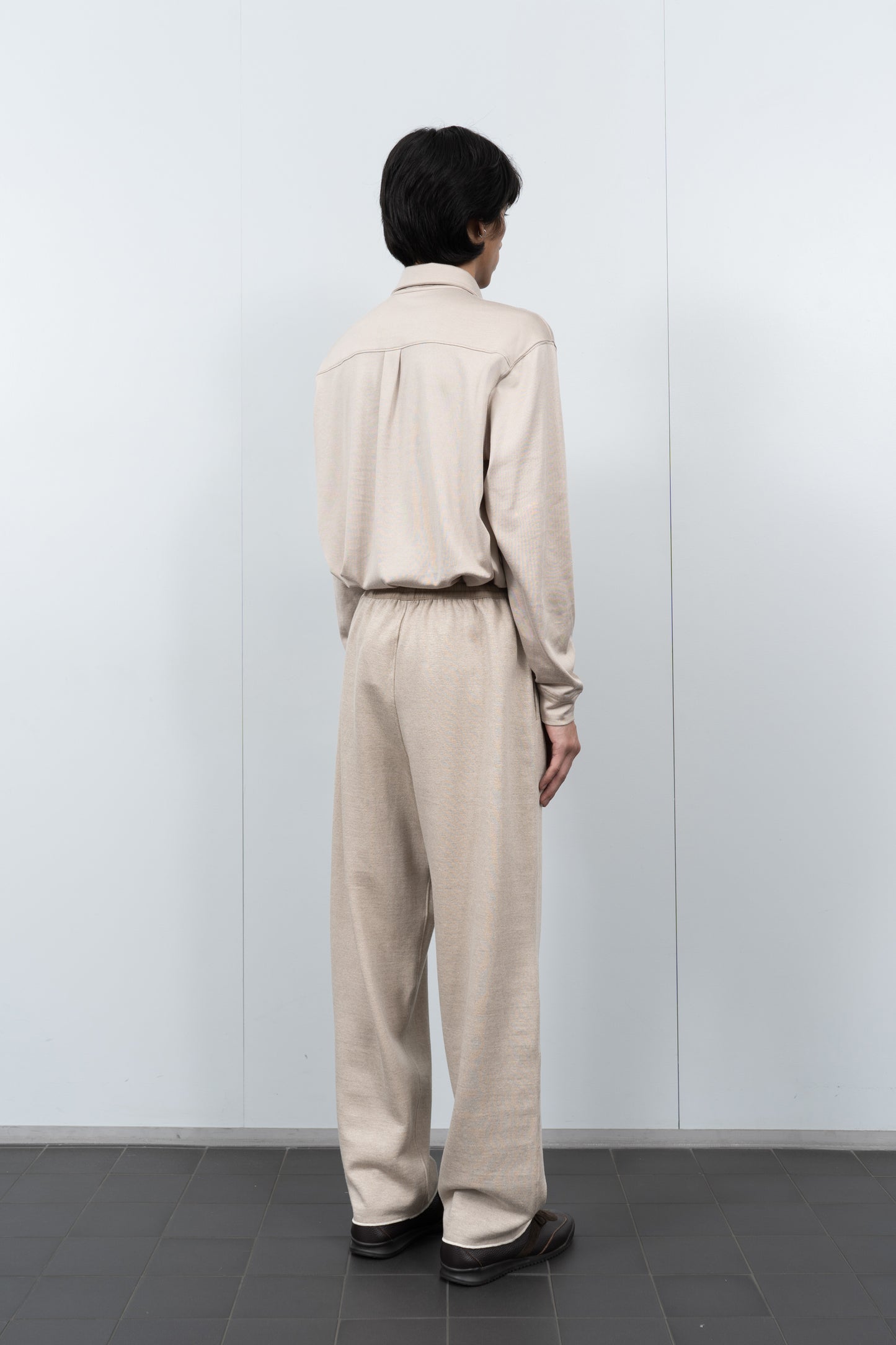 LW1155SL Silk Linen Woven WB Sweatpant in Natural on a model