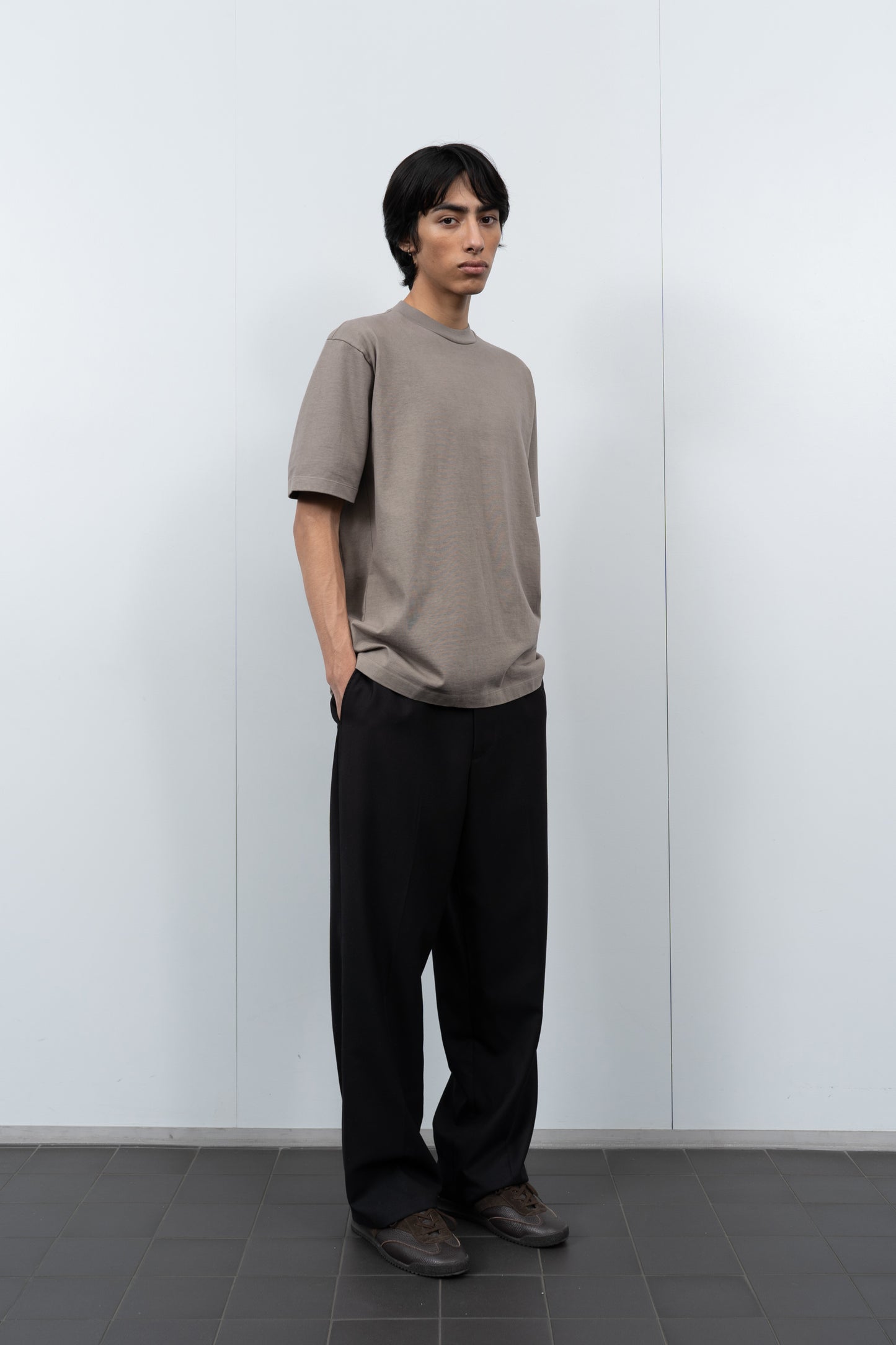 Lw130T Rugby T-shirt in Anvil Grey on a model