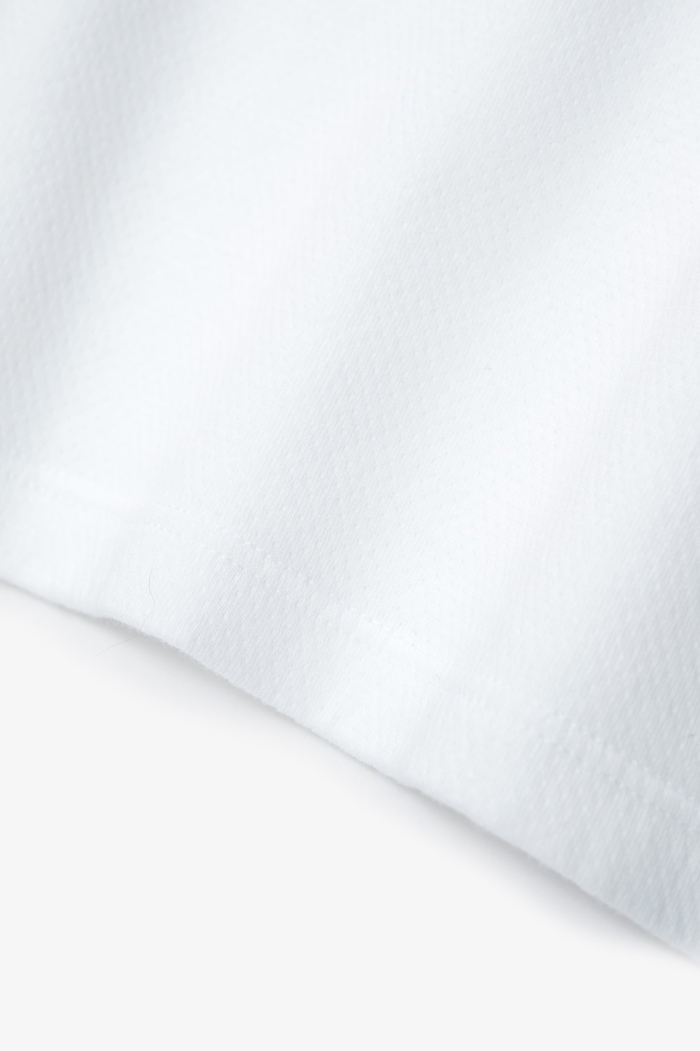 Hem detail of LW134T T-shirt in White