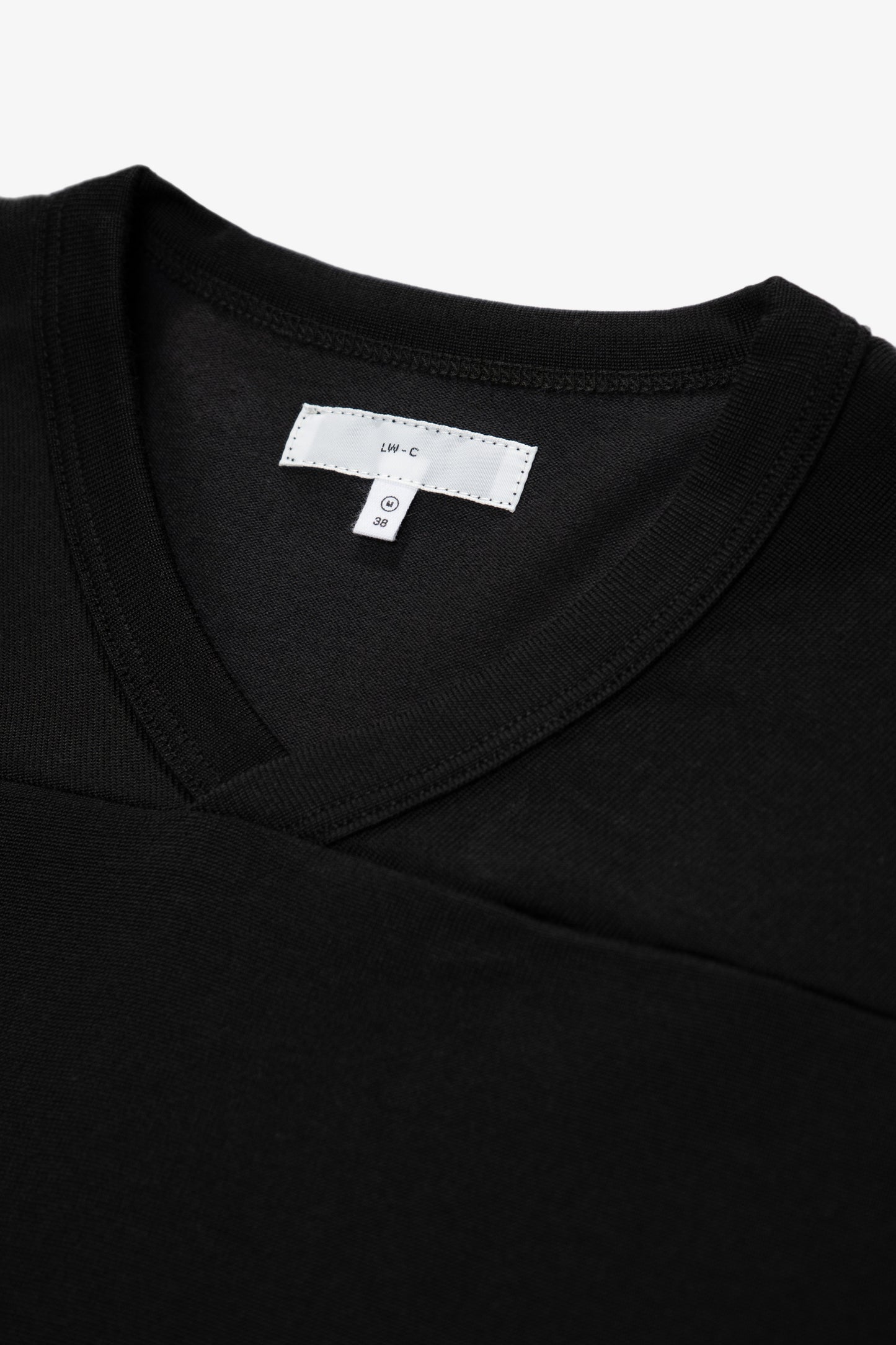 Collar detail of the LW135 LS Football T-shirt in Black