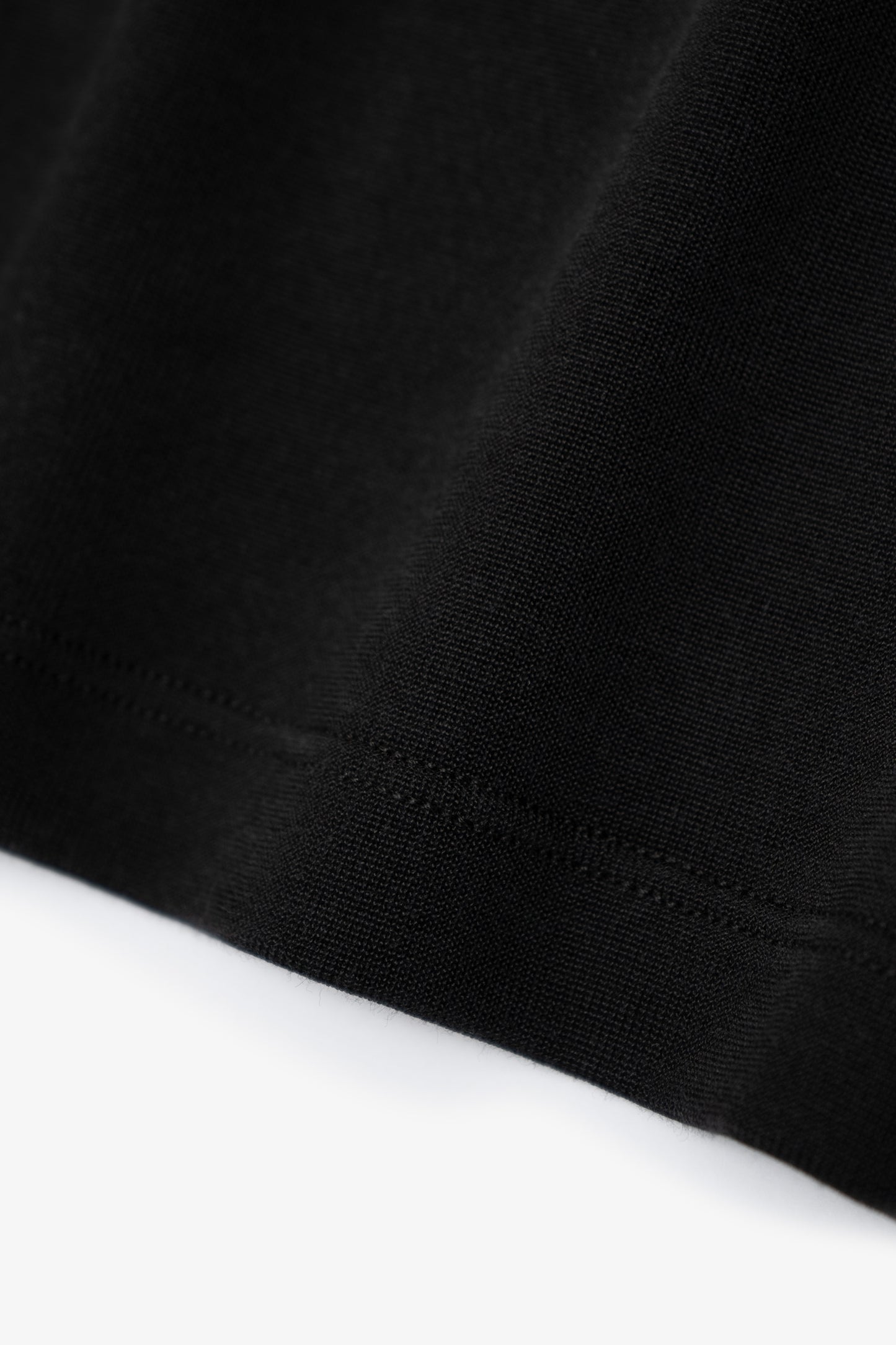 Hem detail of of the LW135 LS Football T-shirt in Black