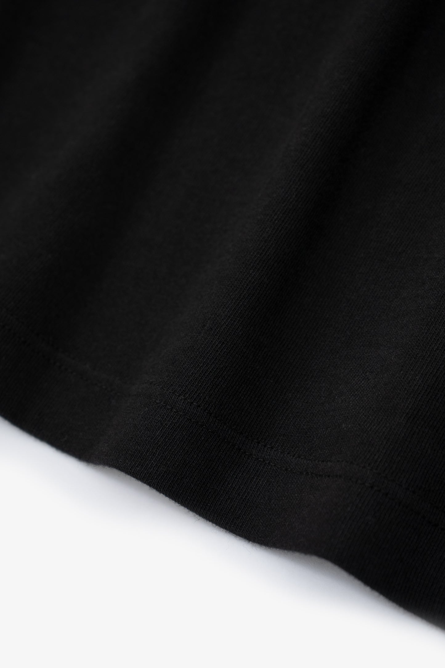 Fabric ripple detail of LW141 Athens T-shirt in black