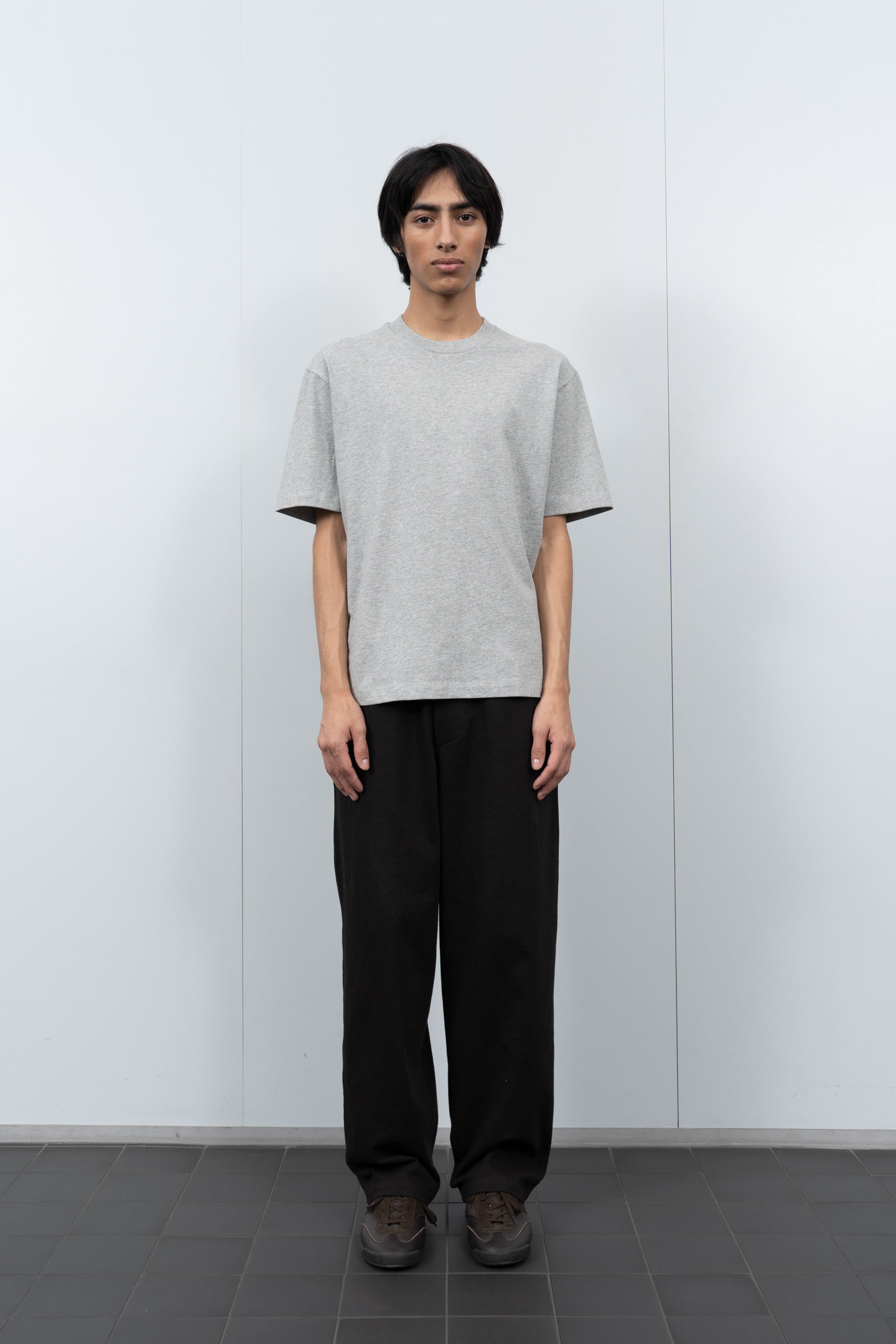 LW141 Athens T-shirt in heather grey on a model