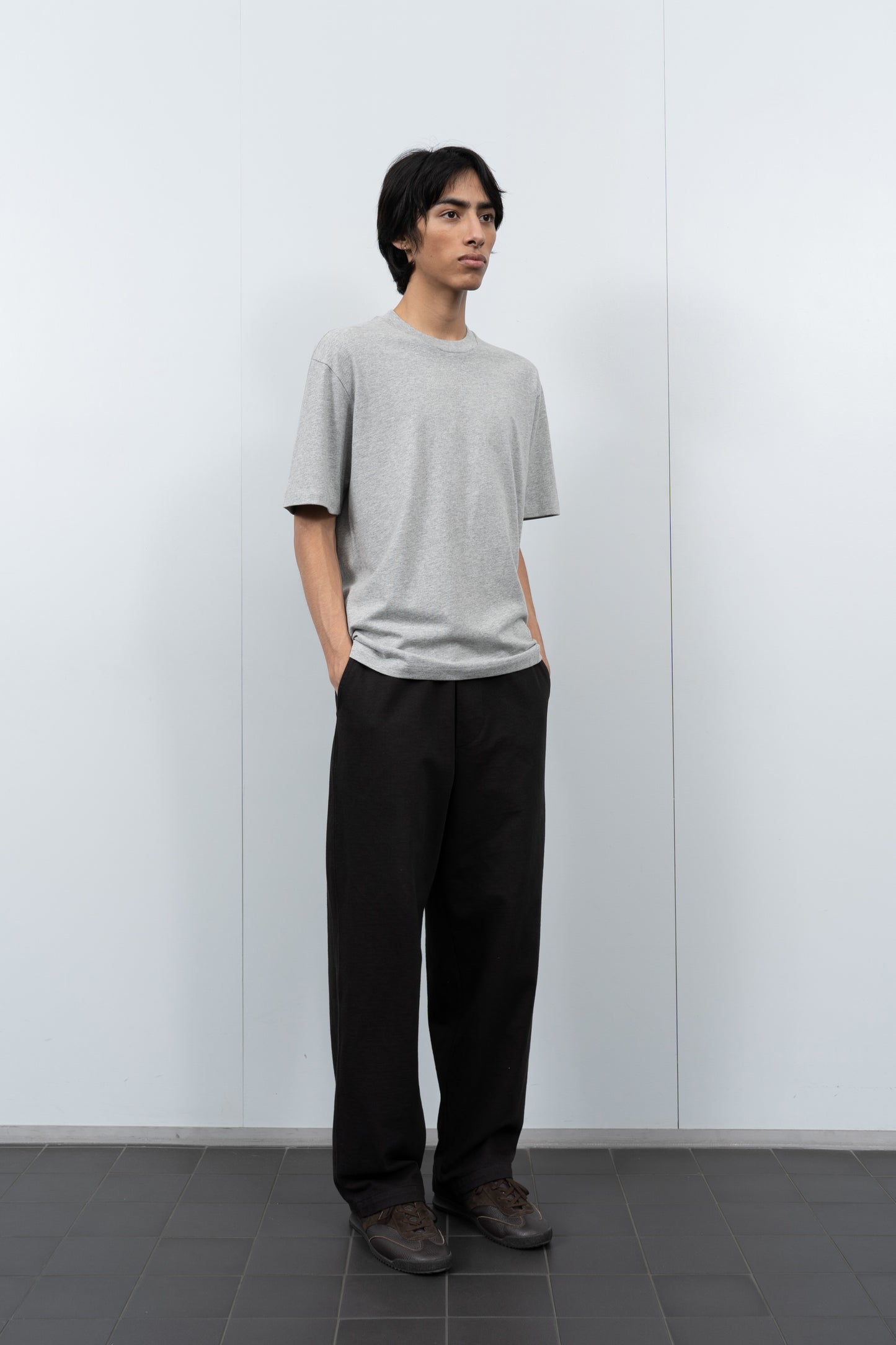 LW141 Athens T-shirt in heather grey on a model