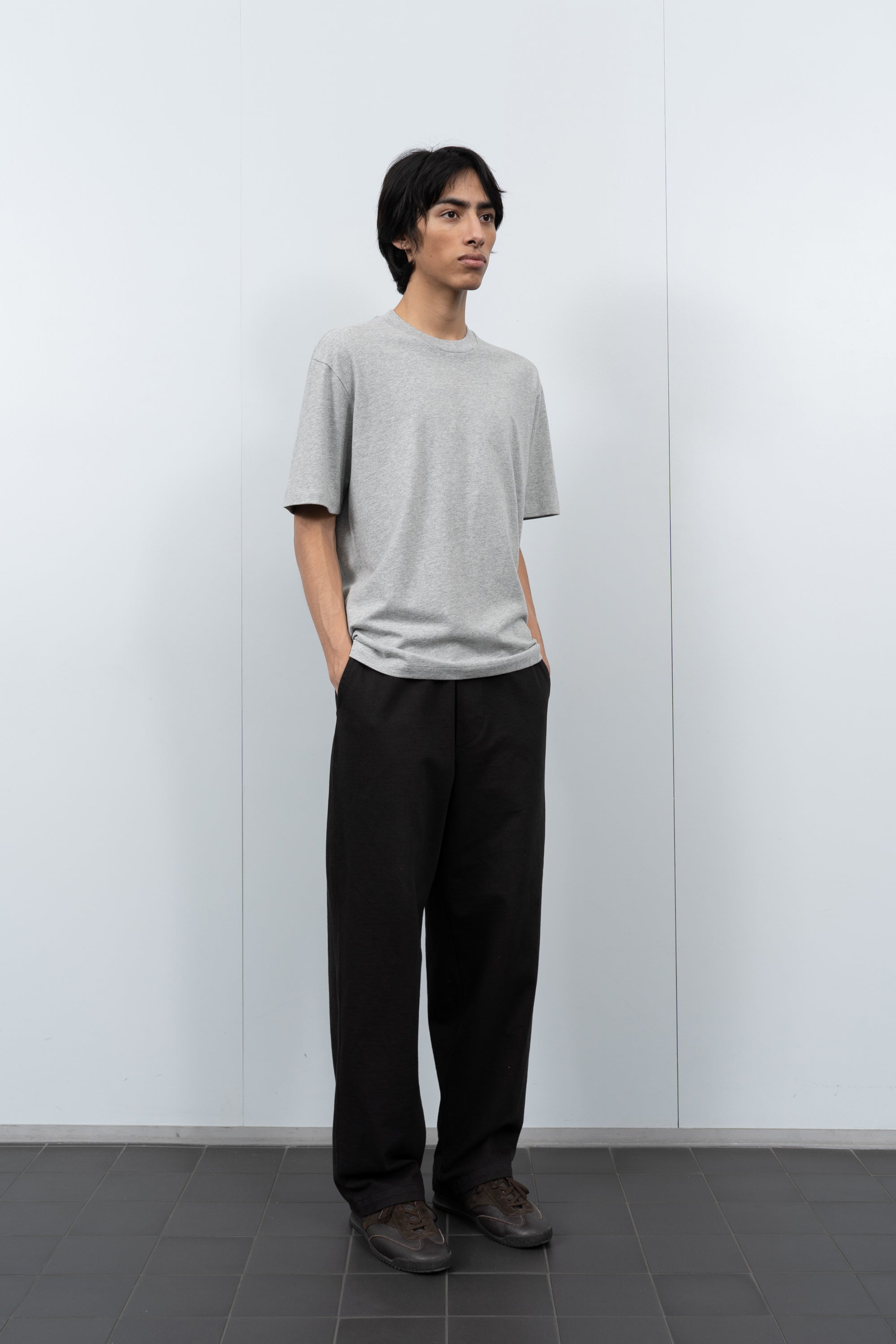 LW141 Athens T-shirt in heather grey on a model