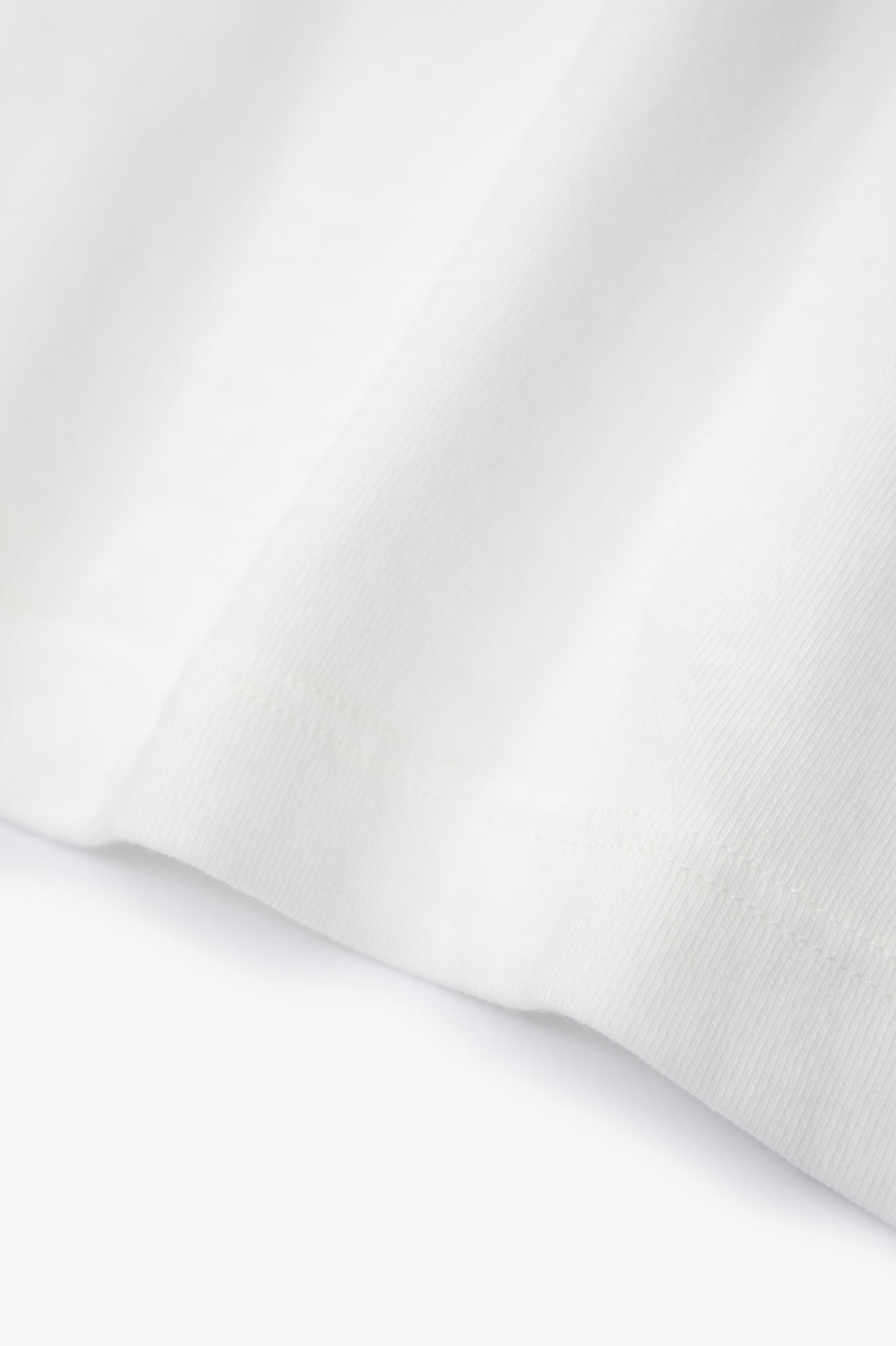 Fabric ripple detail of LW141 Athens T-shirt in White