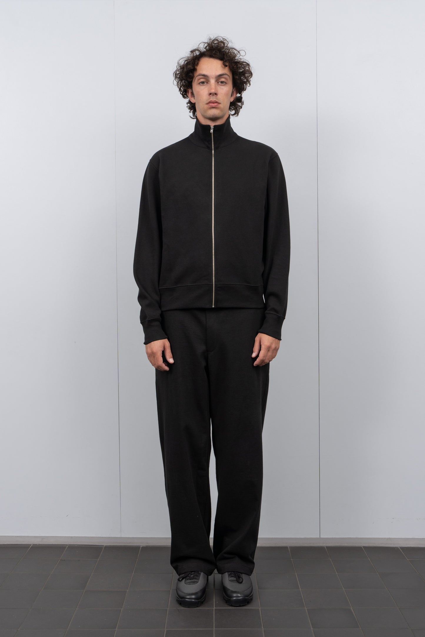 LW1450M Mesh Full Zip in Black on a model