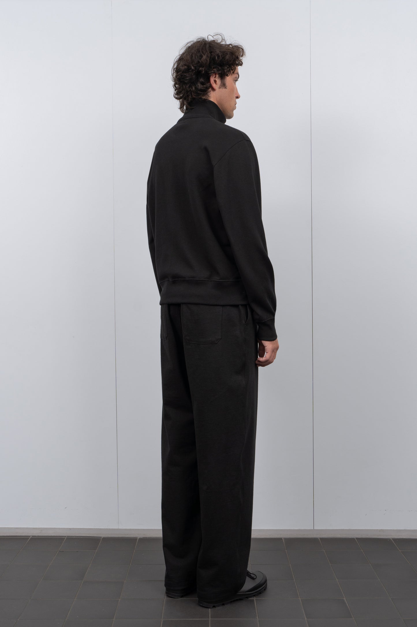 LW1450M Mesh Full Zip in Black on a model
