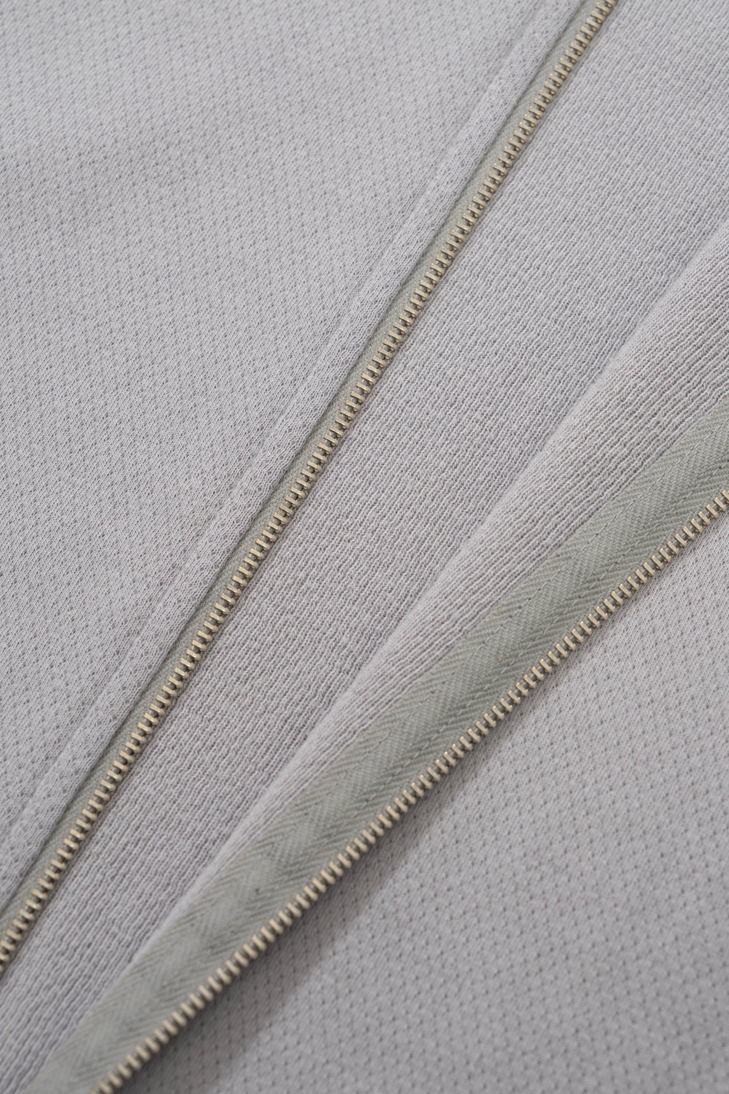 Zipper detail of LW1450M Mesh Full Zip in Pigment Chalk