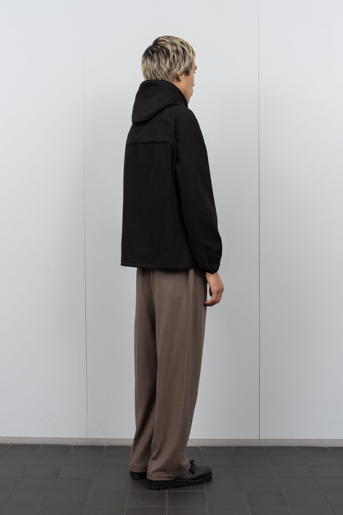 LW1600R Jersey Parka in Black on a model