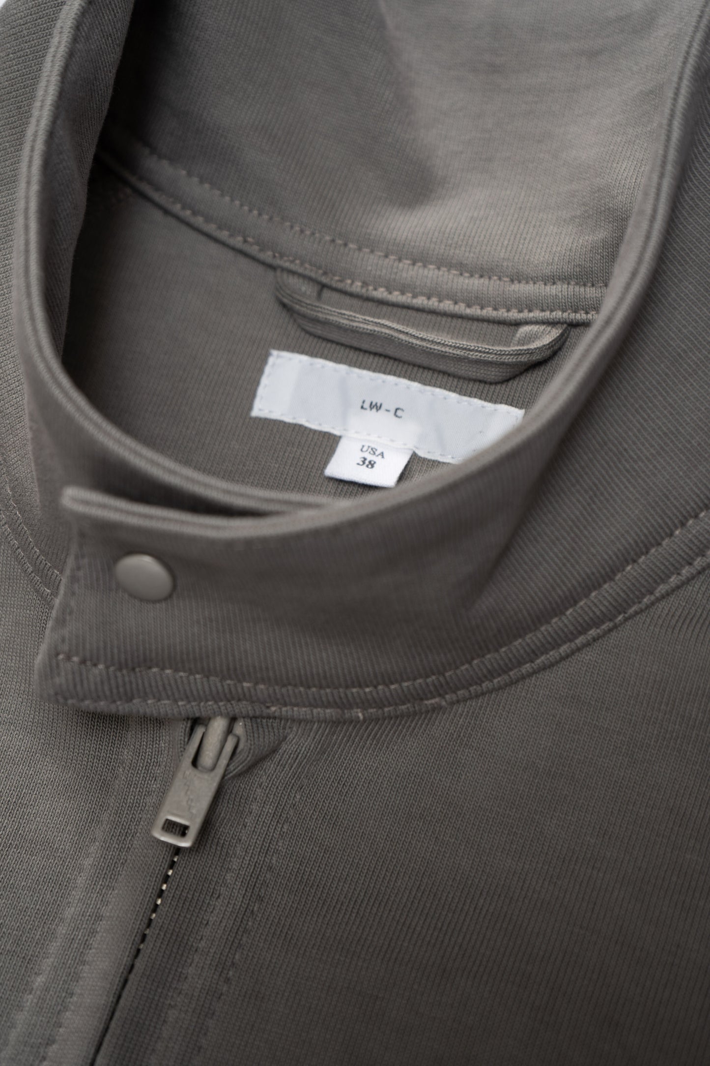 Collar detail of LW1630 Toolen Jacket in Anvil Grey