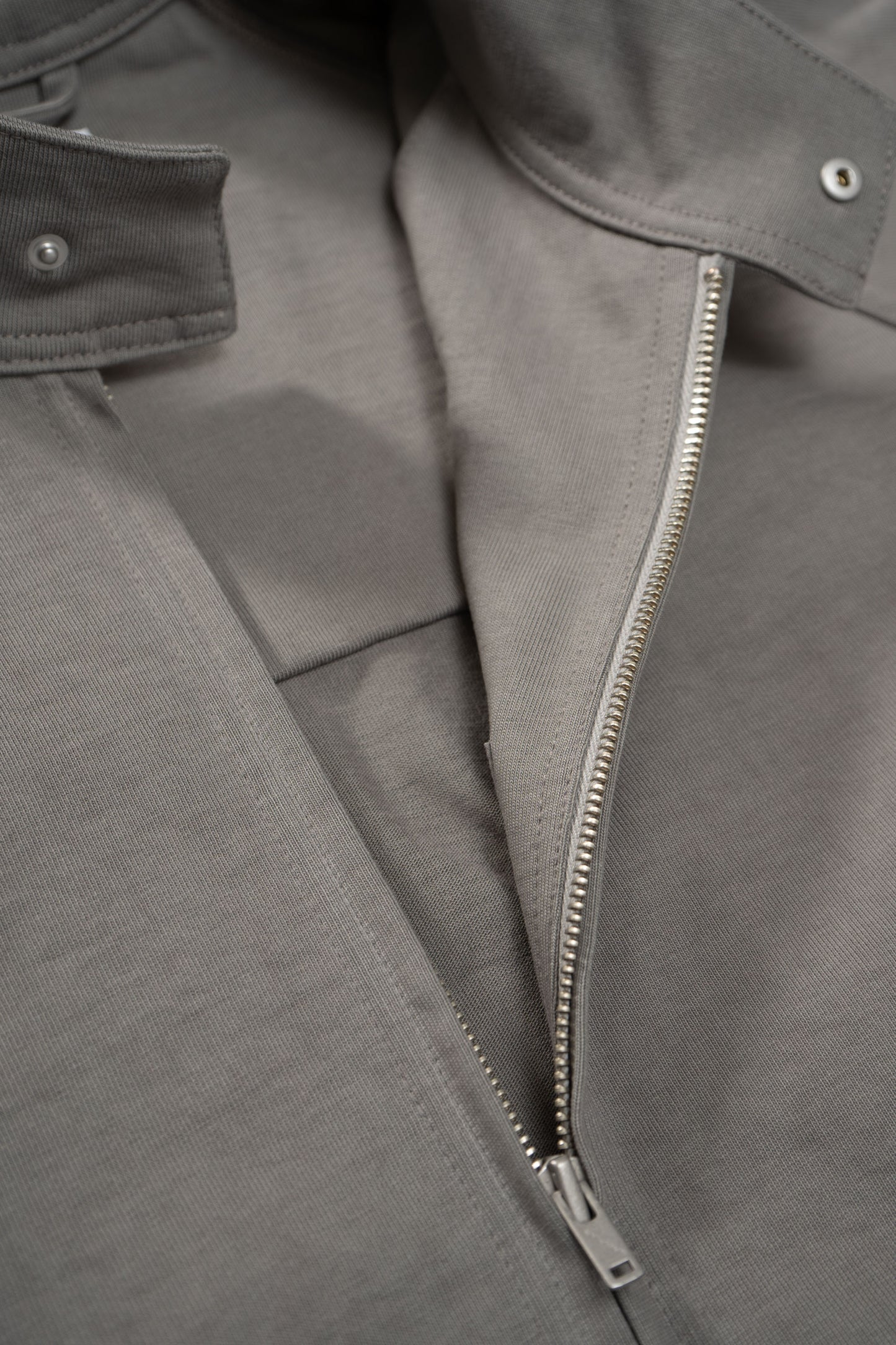 Zip detail of LW1630 Toolen Jacket in Anvil Grey