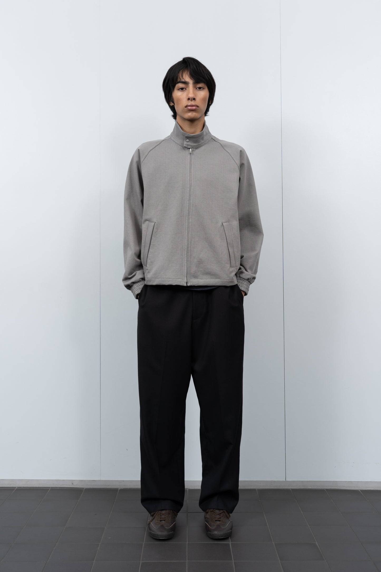 LW1630 Toolen Jacket in Anvil Grey on a model