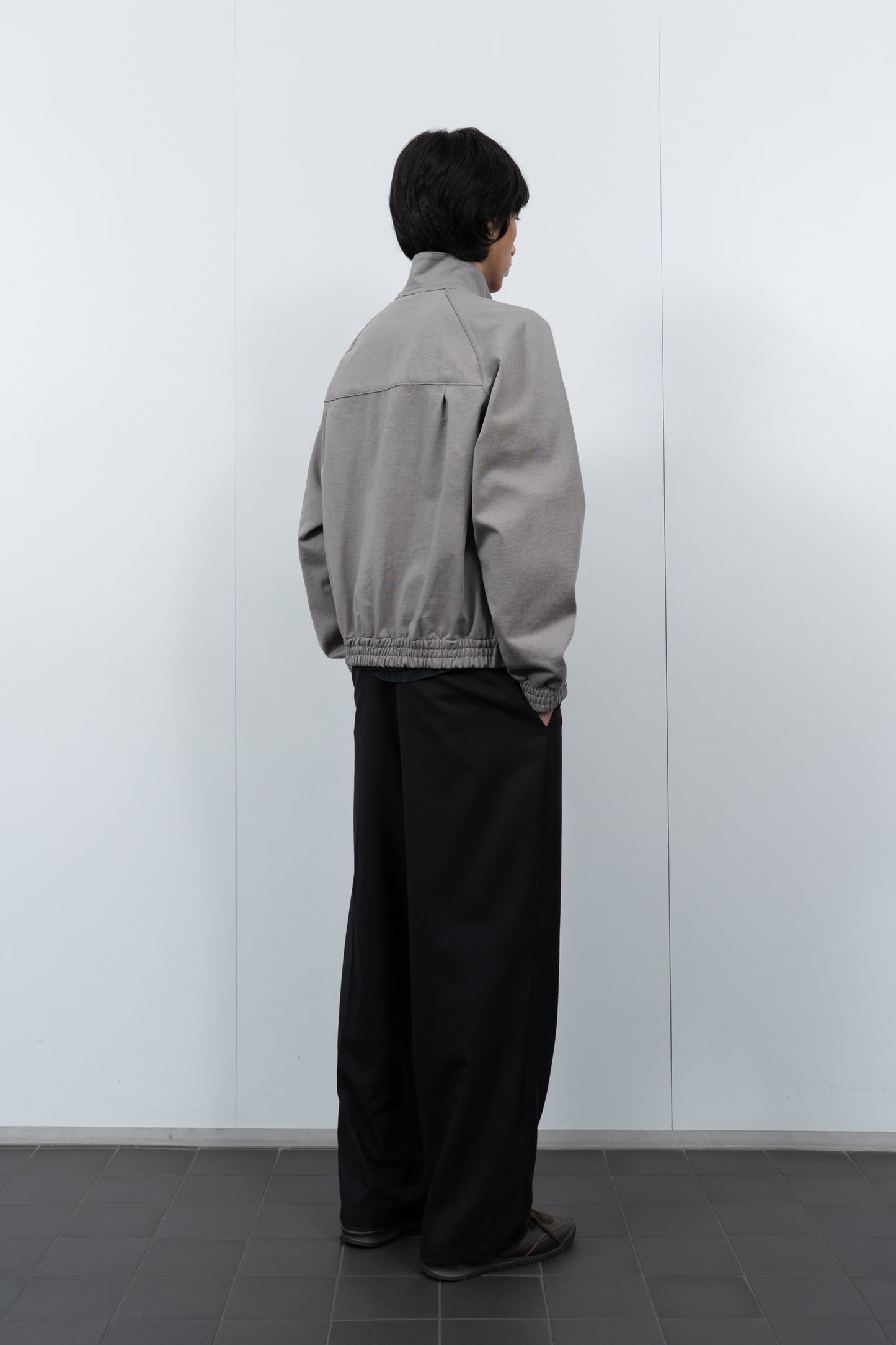 LW1630 Toolen Jacket in Anvil Grey on a model