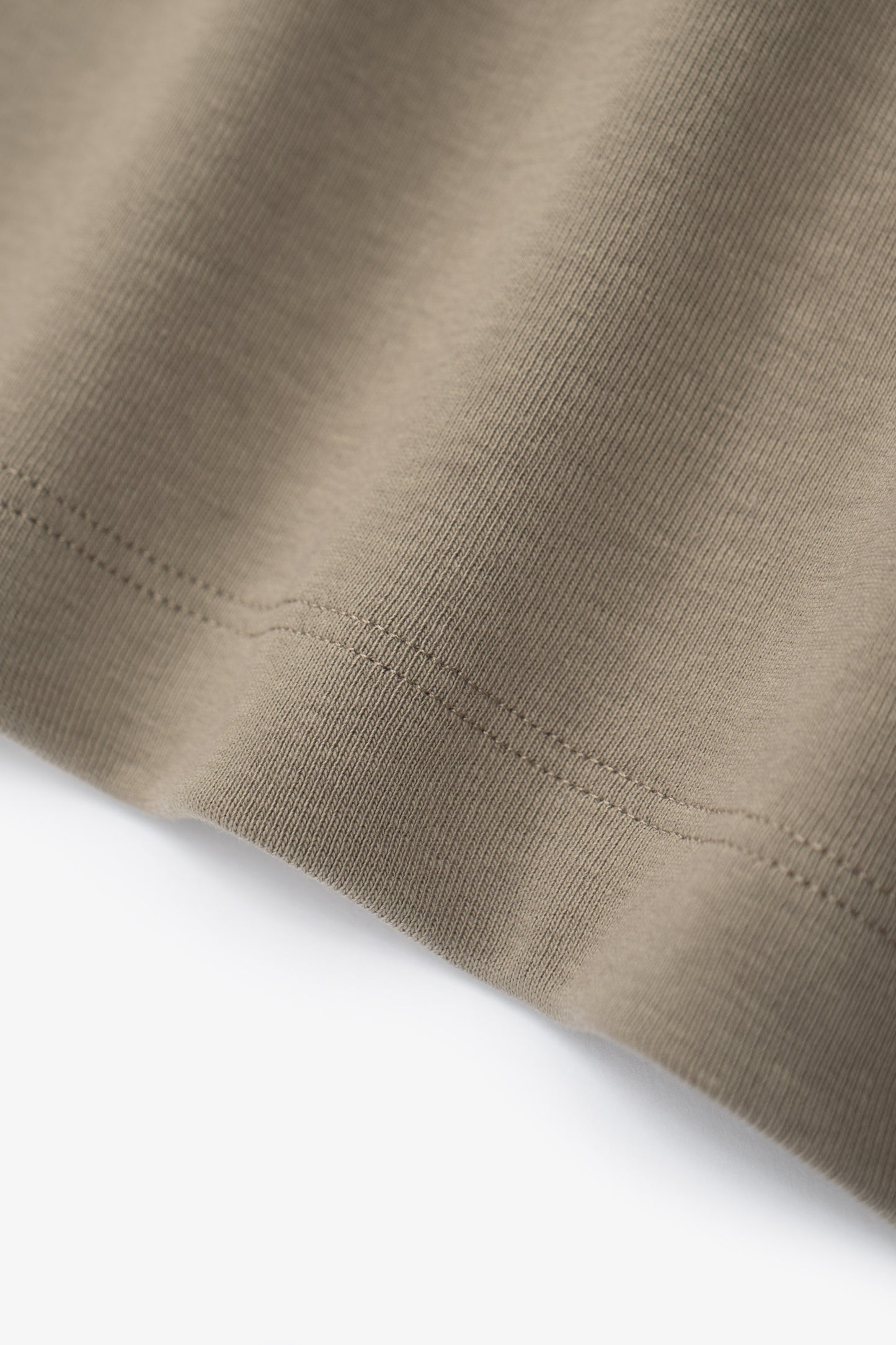 Fabric ripple detail of LW201 Carlen LS T-shirt in Anvil grey