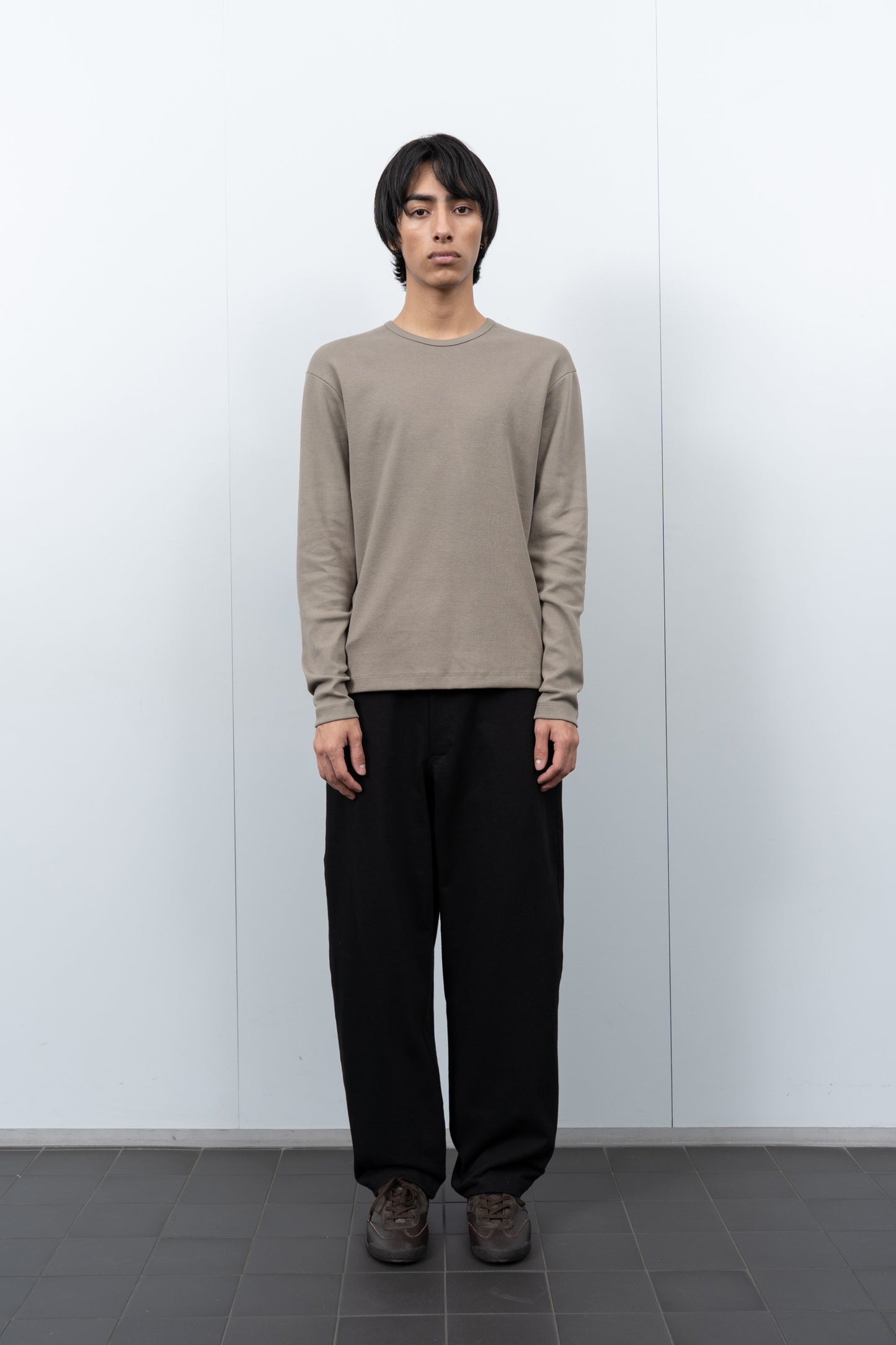 LW201 Carlen LS T-shirt in Anvil grey on a model