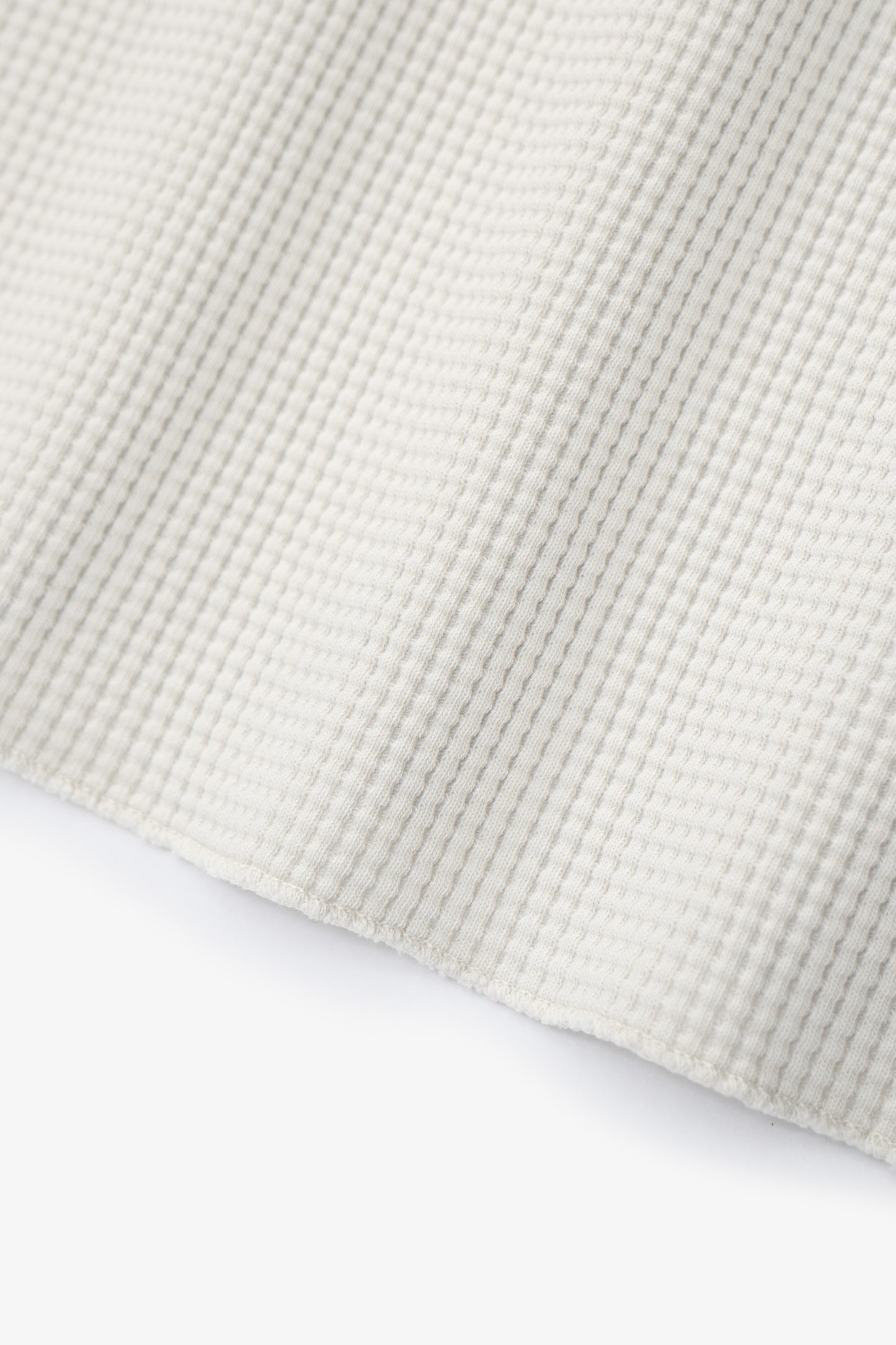 Fabric ripple detail of LW217 Raglan Thermal in Off White