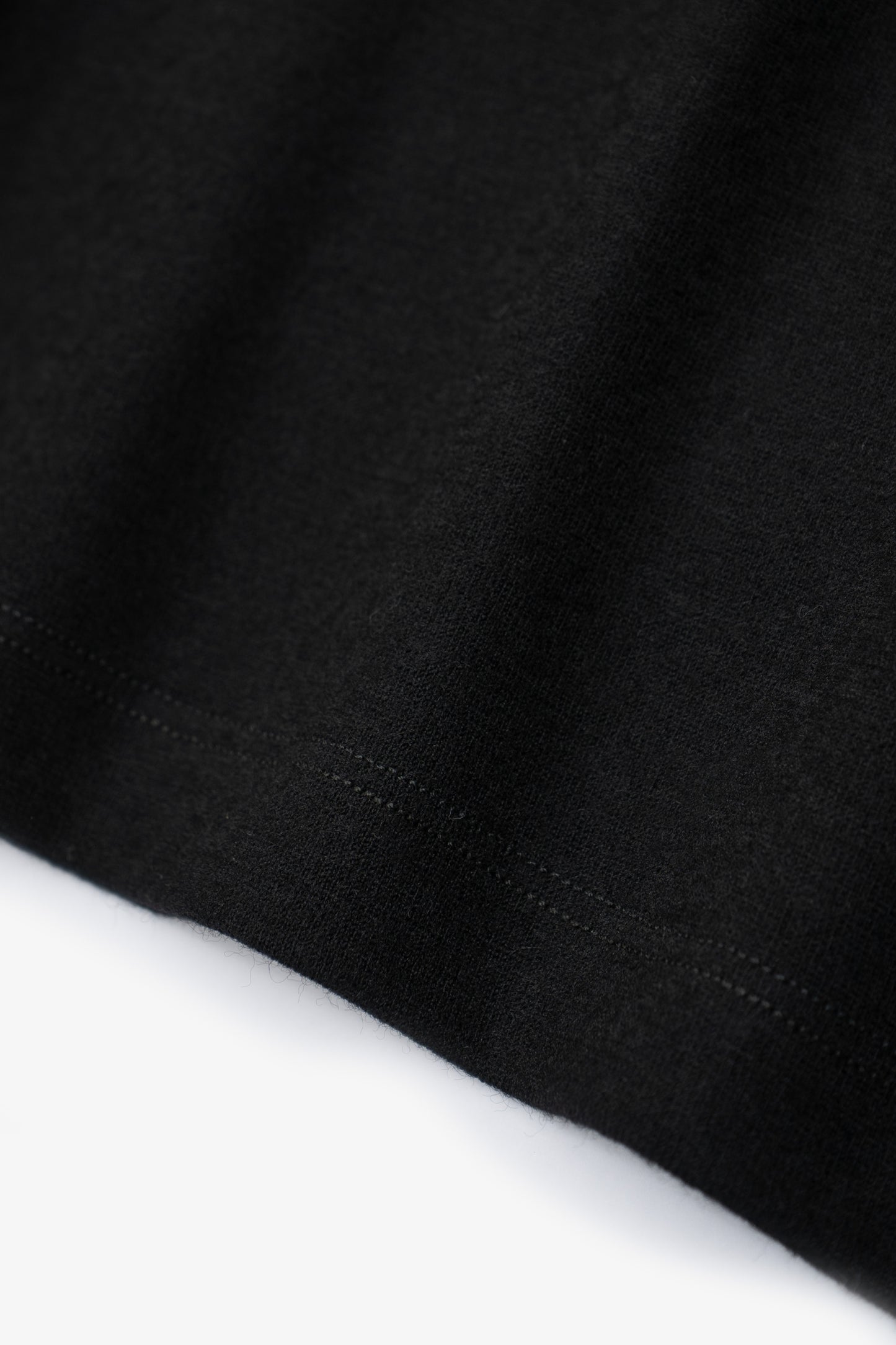 Fabric ripple detail of LW401 Summer Wool Polo in Black