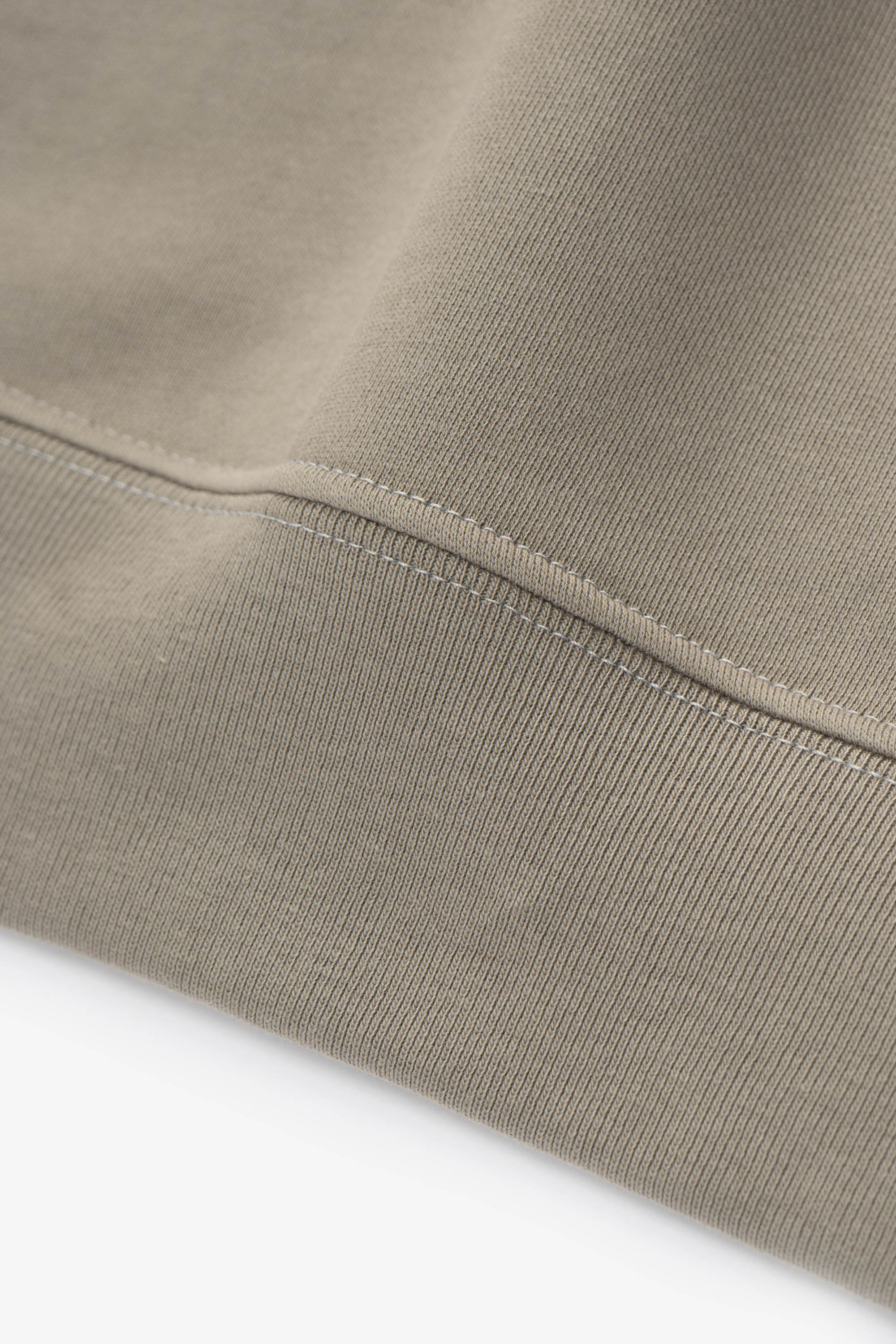 Hem detail of LW602 Cuff Off Raglan Sweatshirt in Anvil Grey