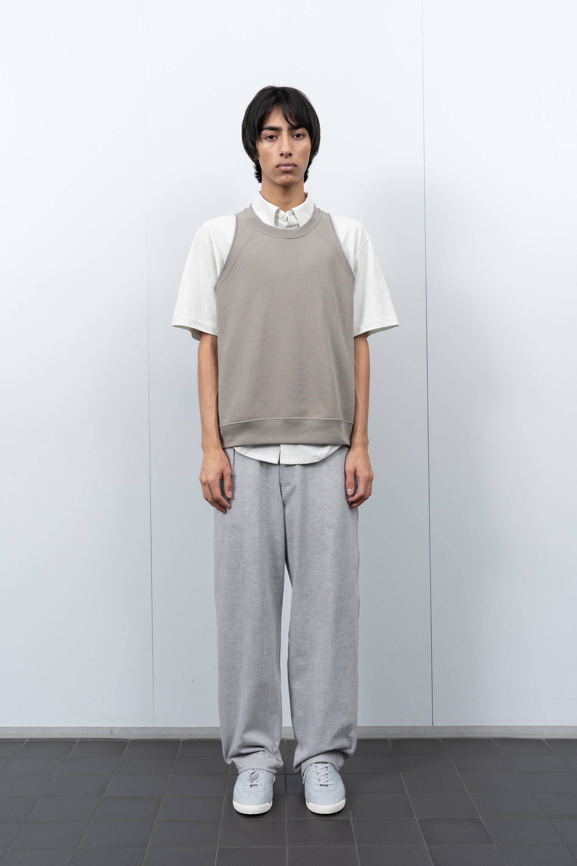 LW602 Cuff Off Raglan Sweatshirt in Anvil Grey on a model
