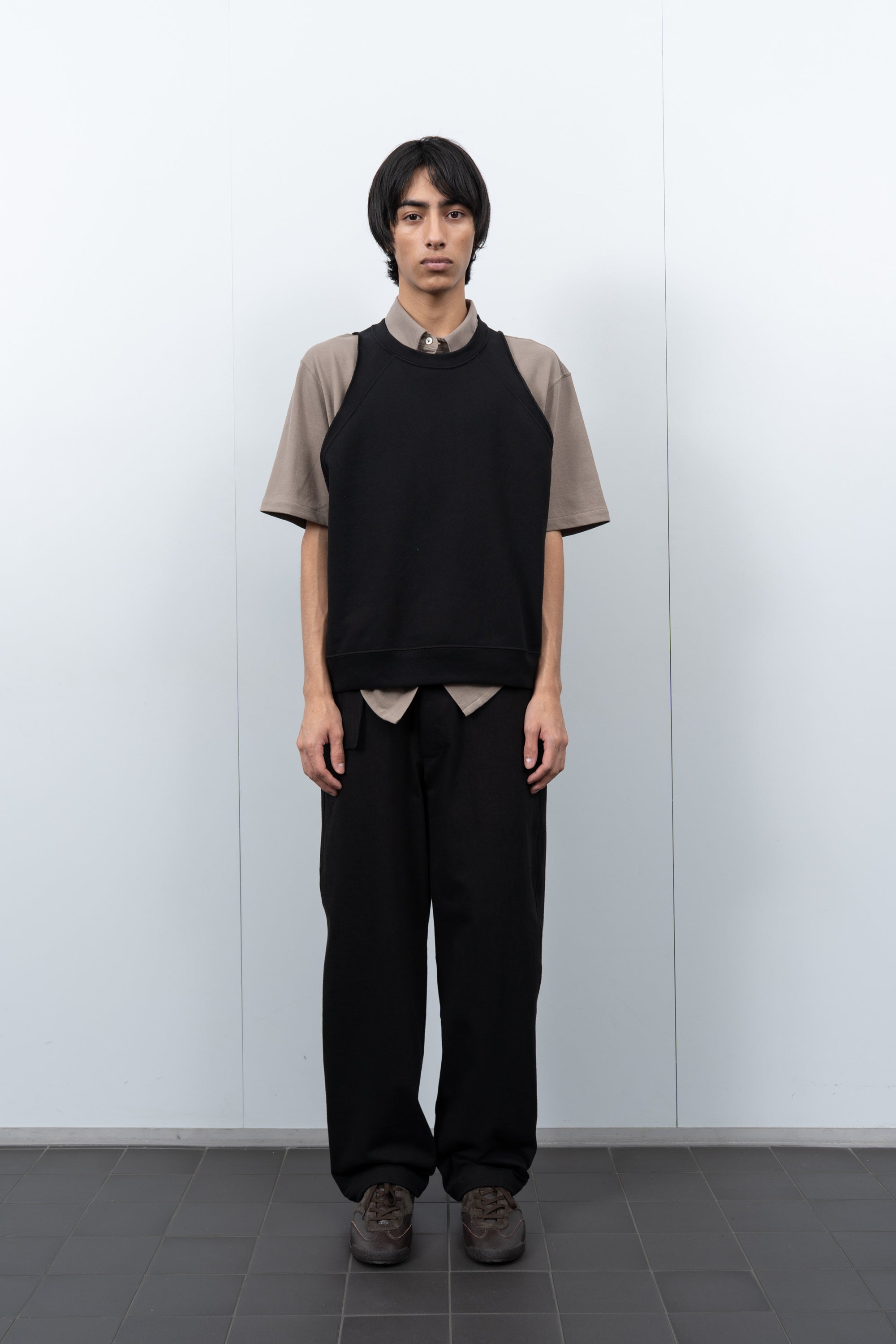 LW602 Cuff Off Raglan Sweatshirt in Black on a model