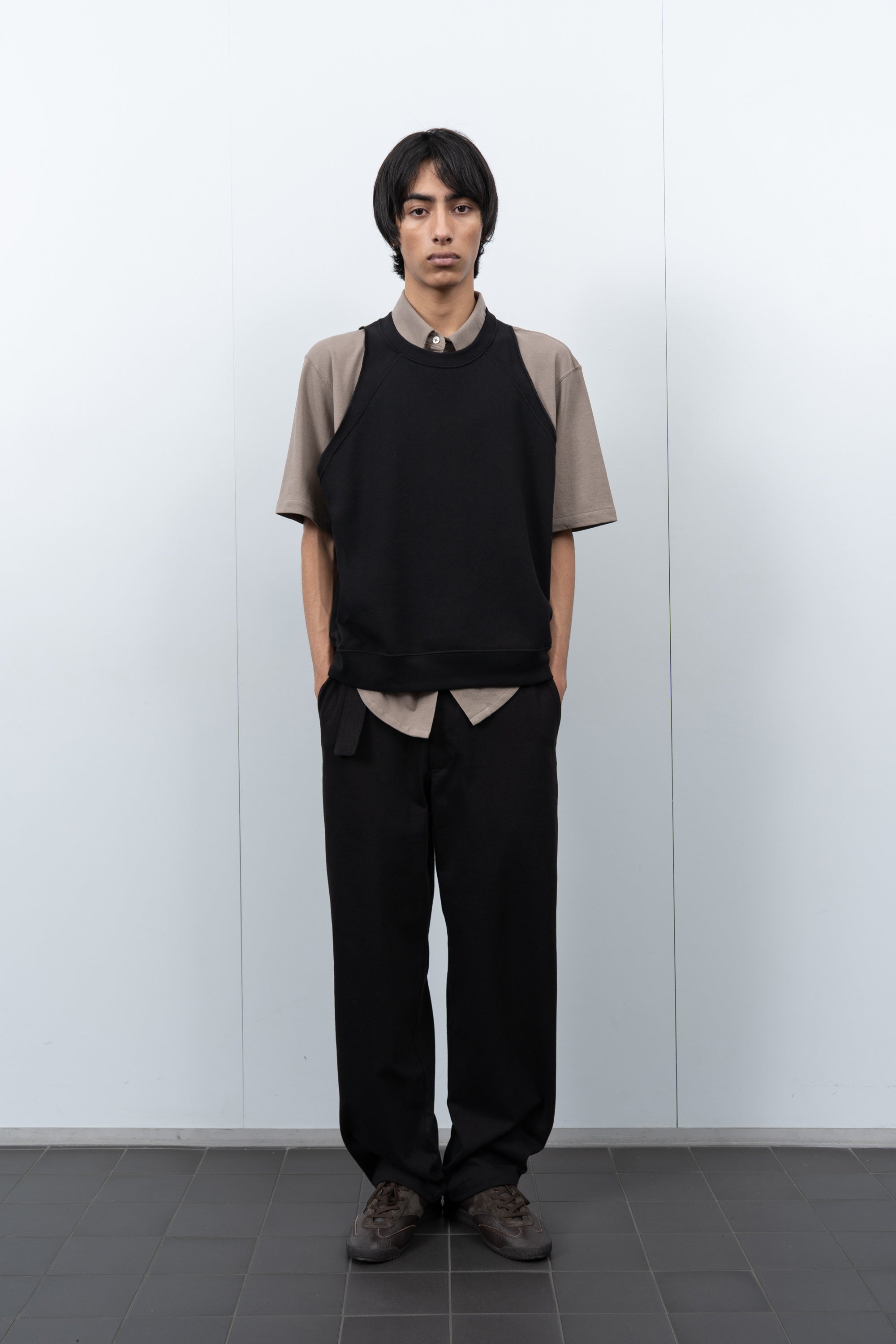 LW602 Cuff Off Raglan Sweatshirt in Black on a model