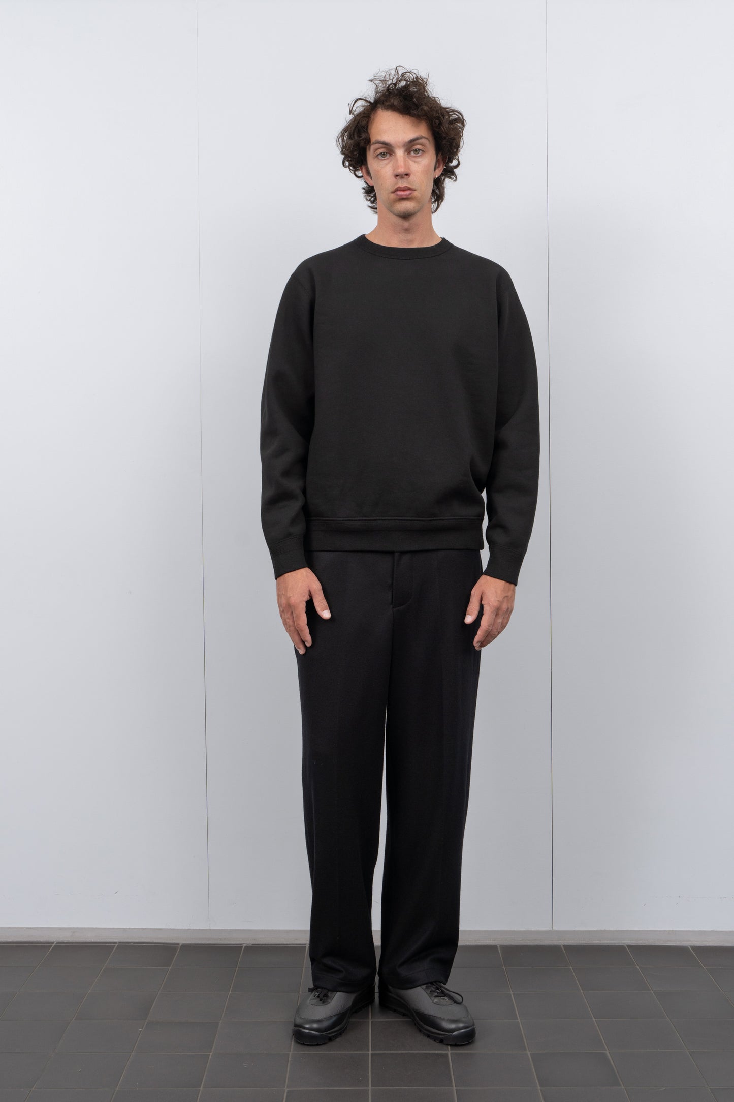 LW606 44 Fleece in Black on a model