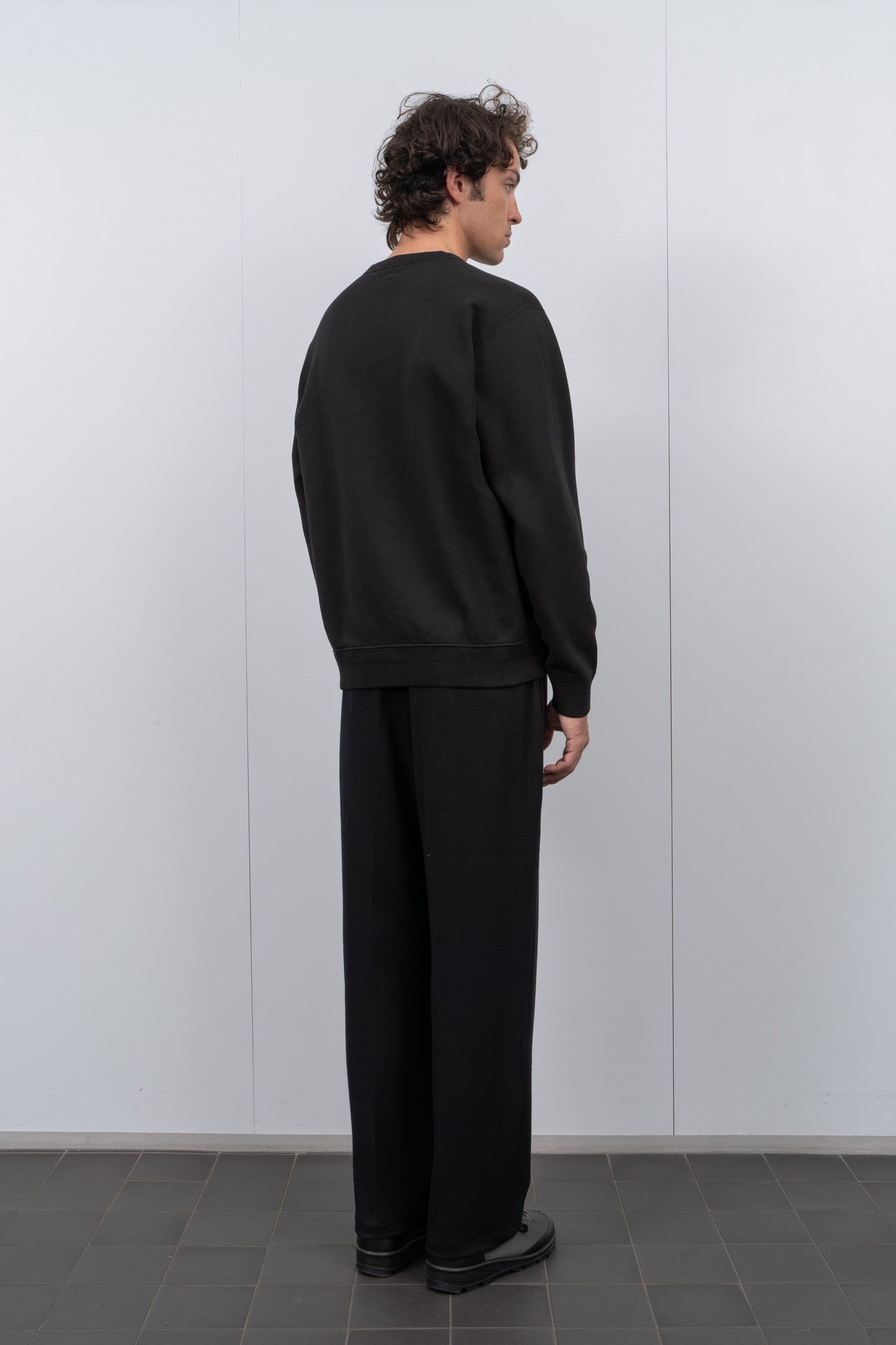 LW606 44 Fleece in Black on a model