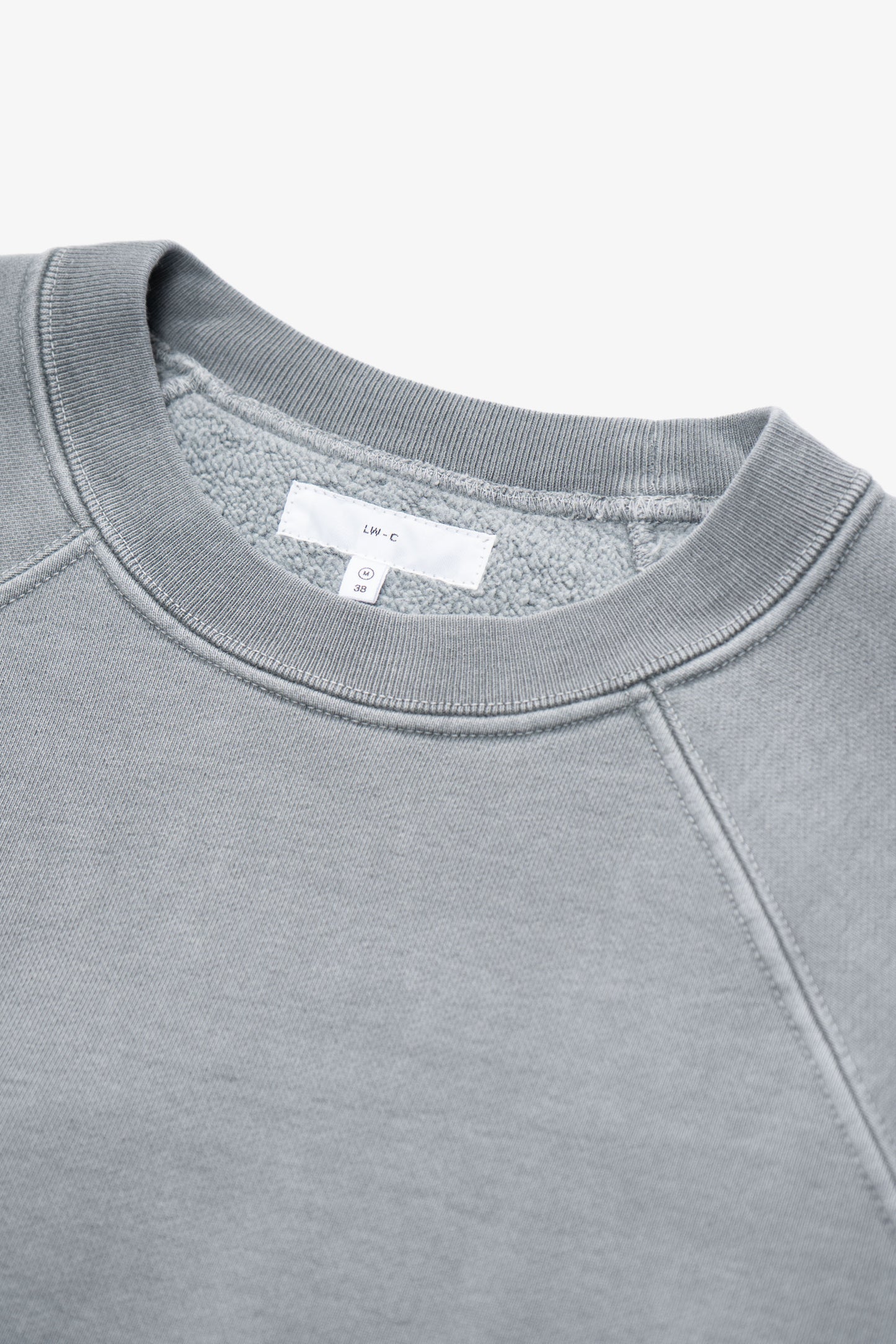 Close-up of collar of LW620 Heavy Gusset Crewneck in pigment kelp