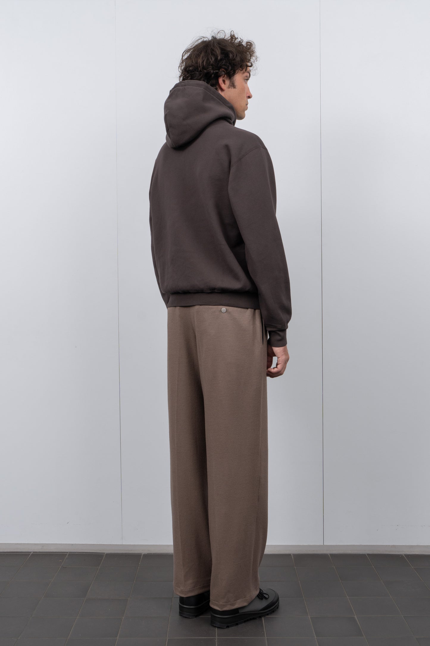 LW622 LWC Hoodie in Tire Black on a model