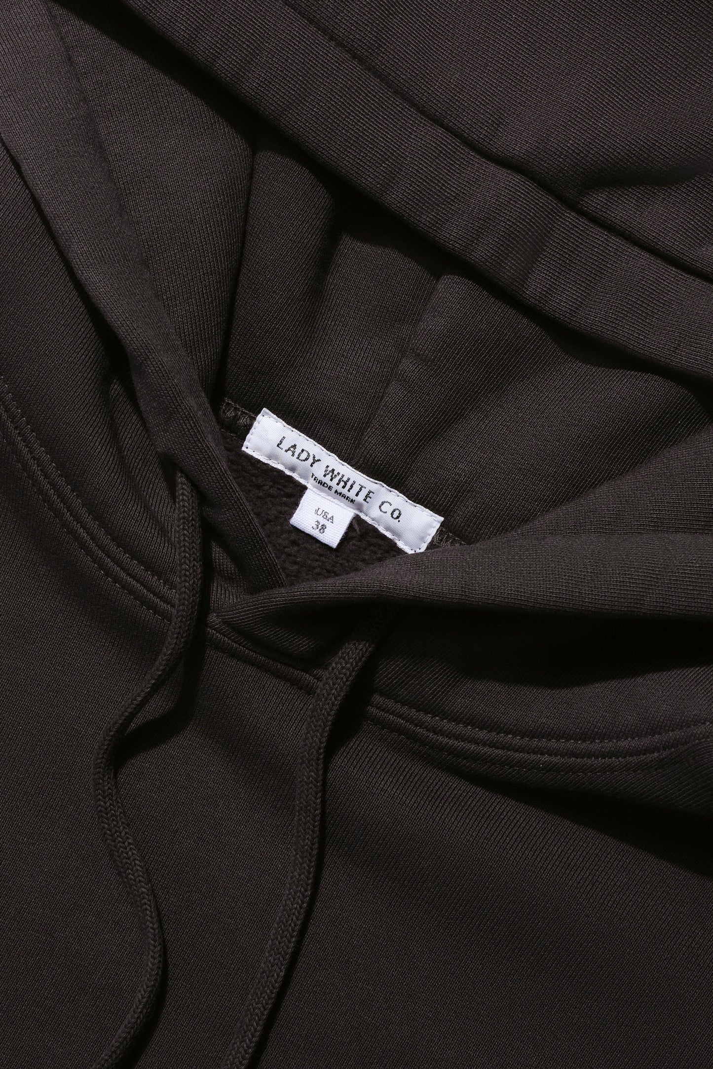 Collar detail of LW622 LWC Hoodie in Tire Black
