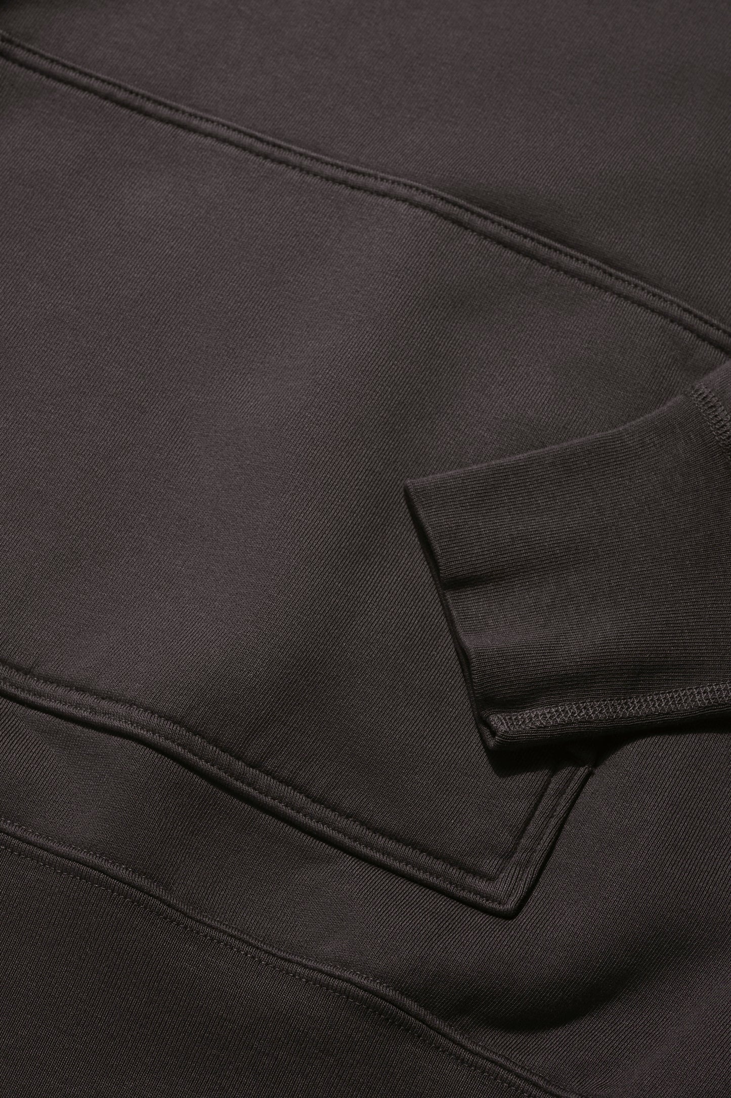 Cuff detail of LW622 LWC Hoodie in Tire Black