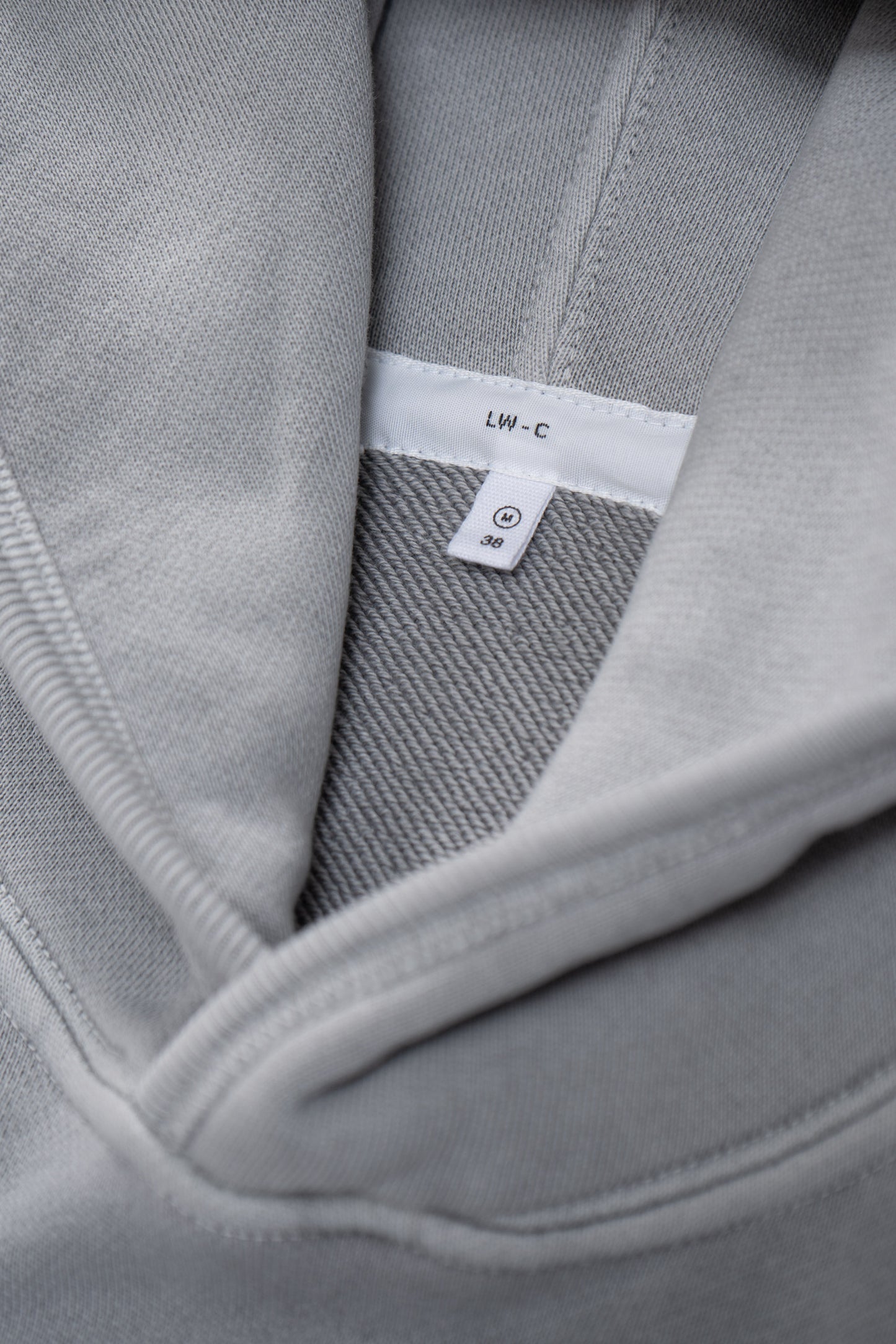 Collar detail of LW624 Mini Hoodie in Pigment Chalk