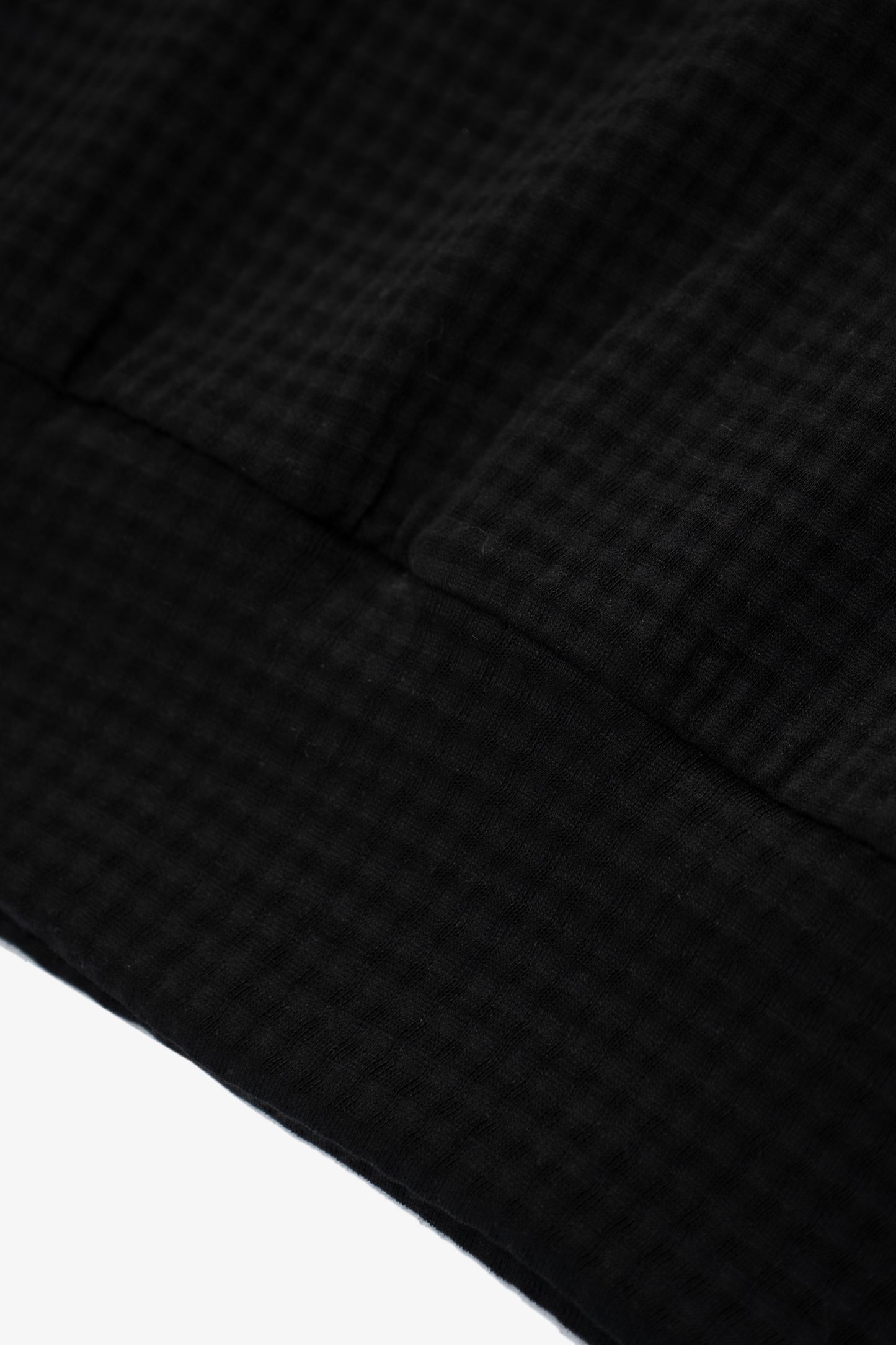 Hem detail of LW650 2-Ply Gauze Crewneck in Black