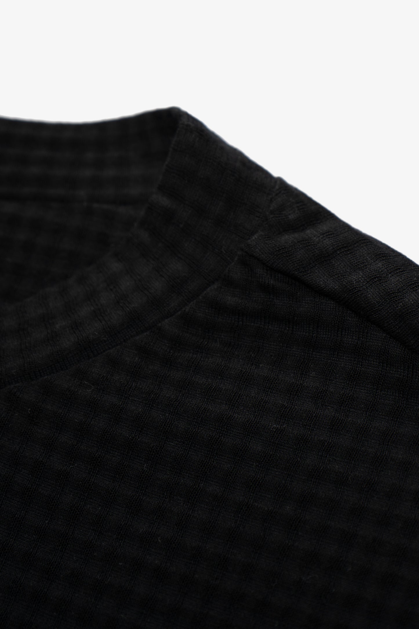 Collar detail of LW650 2-Ply Gauze Crewneck in Black