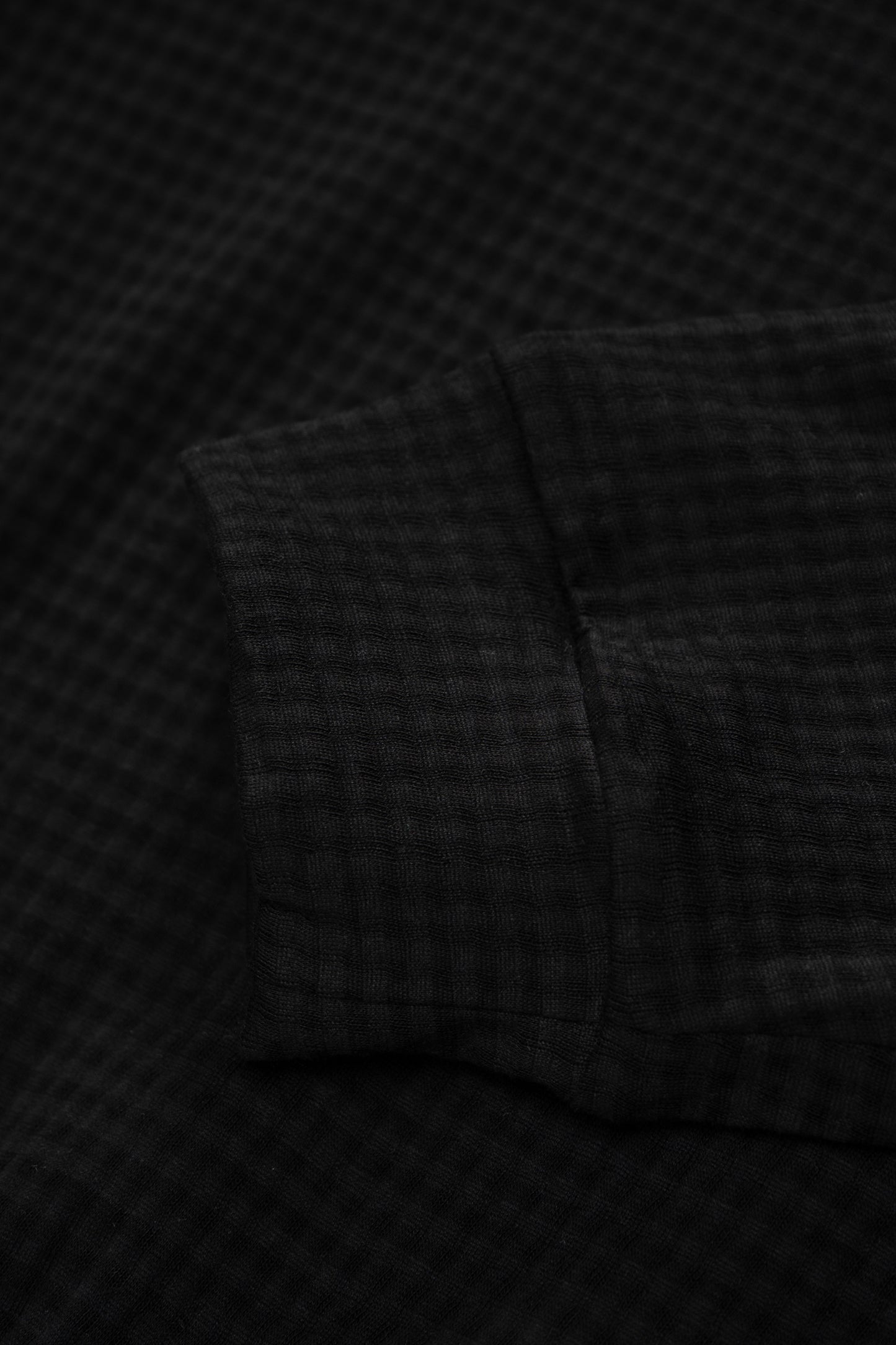 Cuff detail of LW650 2-Ply Gauze Crewneck in Black