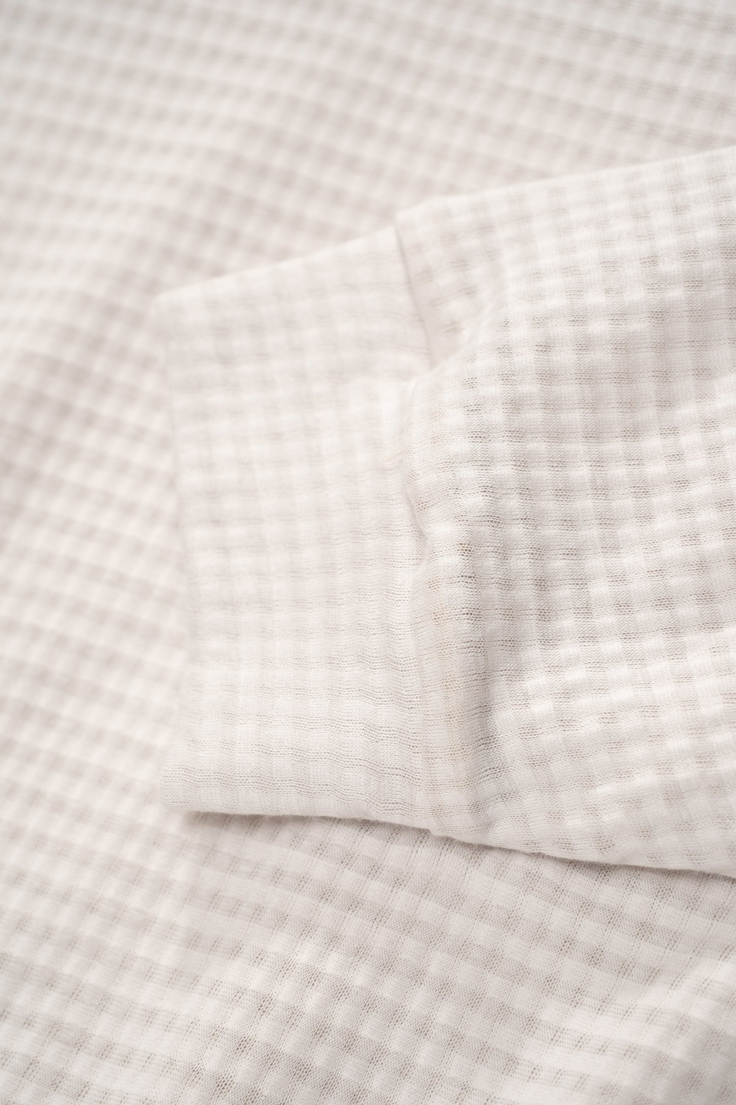 Hem detail of LW650 2-Ply Gauze Crewneck in Solar Grey